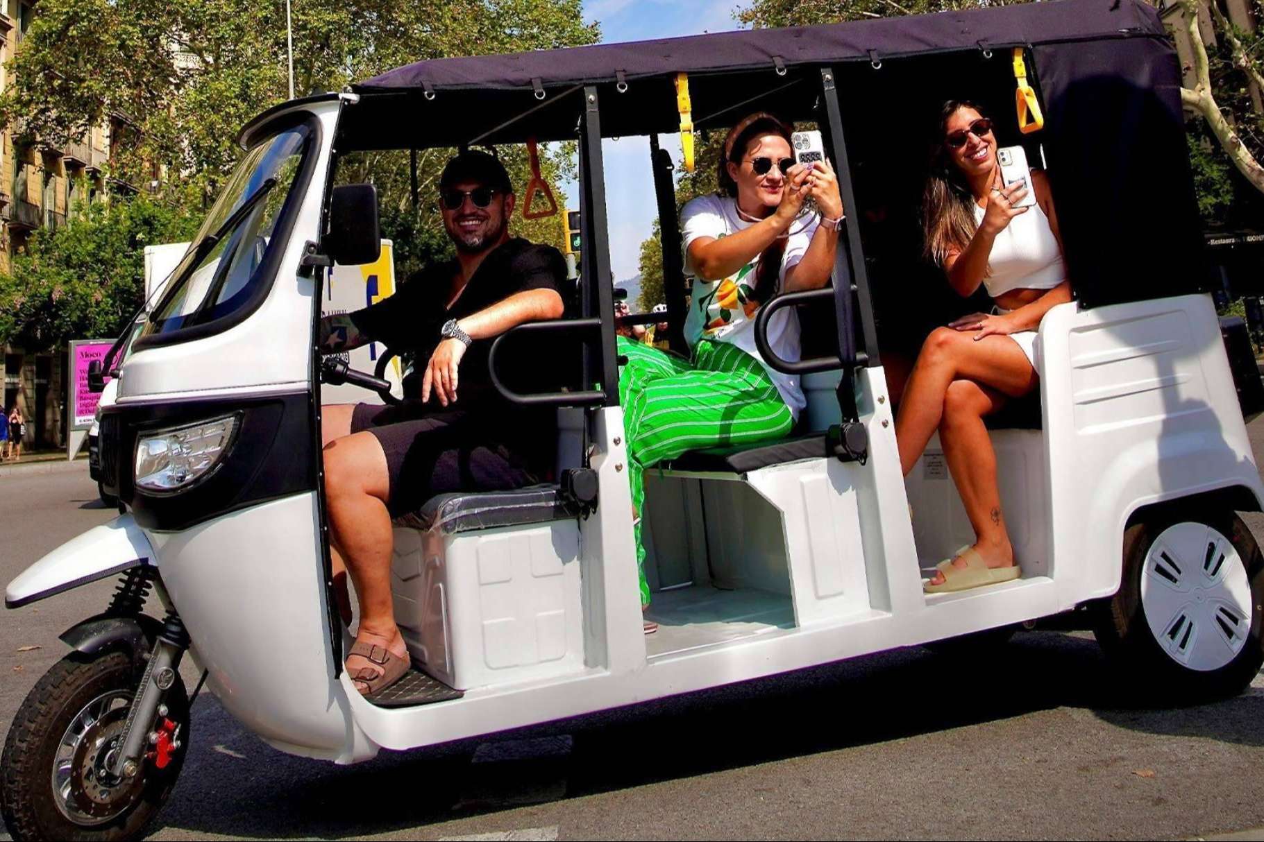 Los tuk tuks eléctricos; una revolución sostenible para el turismo urbano en España