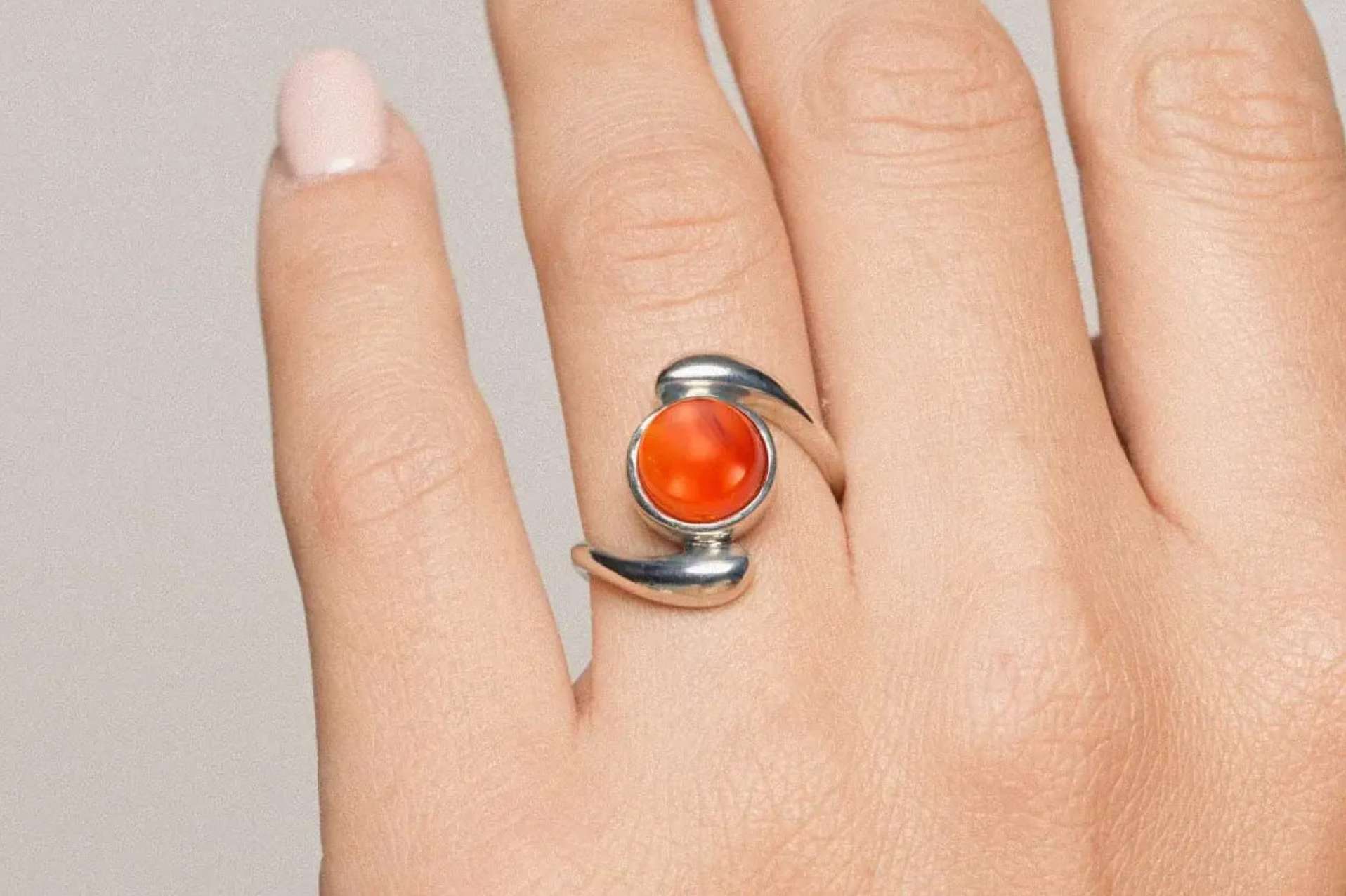 Stonbow ofrece un catálogo en anillos con piedra natural para regular energías