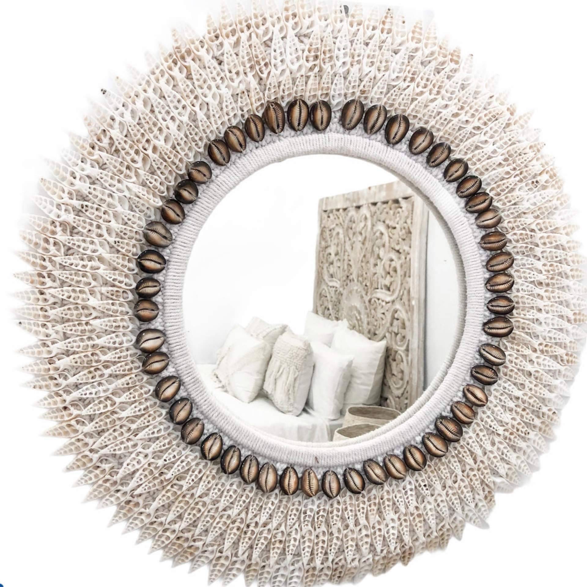 La colección de espejos de plumas de Bali Jewels aporta autenticidad y estilo natural al hogar