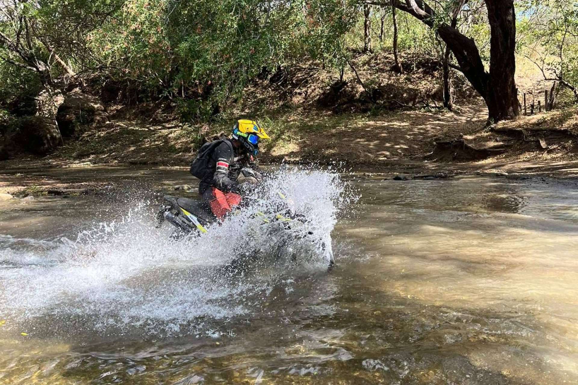 Conocer los pueblos, colonias y espacios naturales más bellos de Colombia en moto