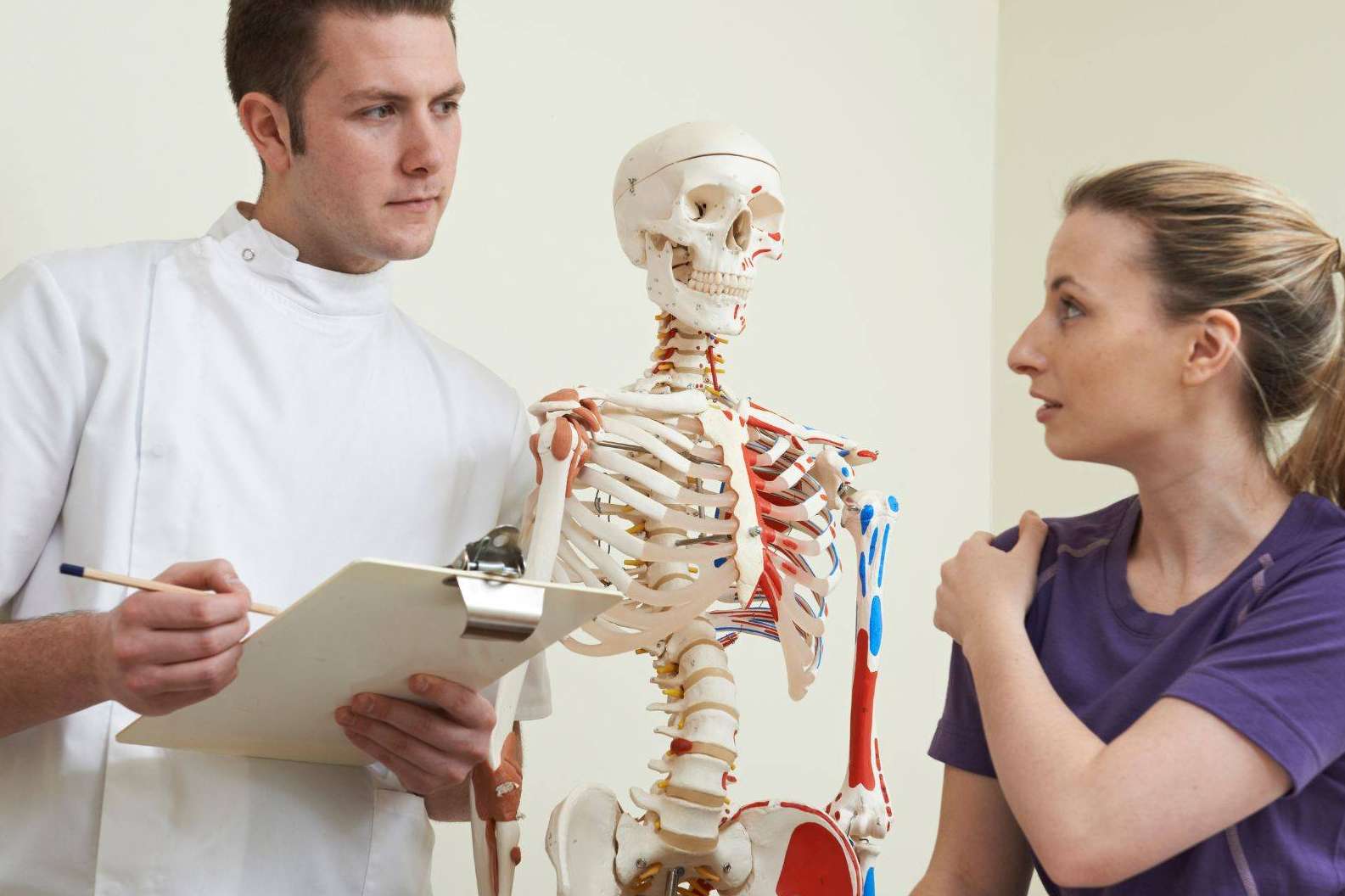 Osteopatía en la salud moderna, beneficios y mitos de una práctica en auge