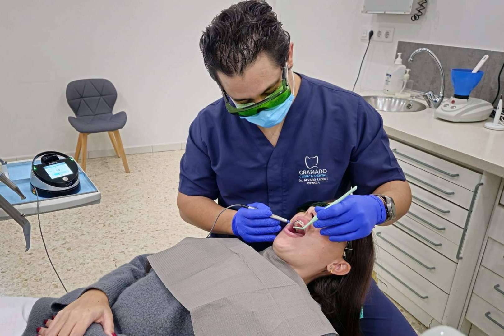 Clínica Dental Granado revoluciona el tratamiento de la periodontitis con la tecnología láser