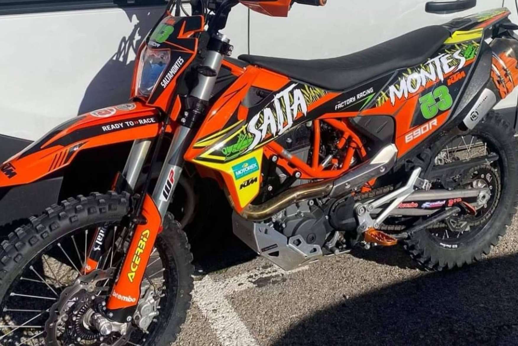 ADHESIVOSEMBARRADOS; innovación en adhesivos personalizados para motos de enduro