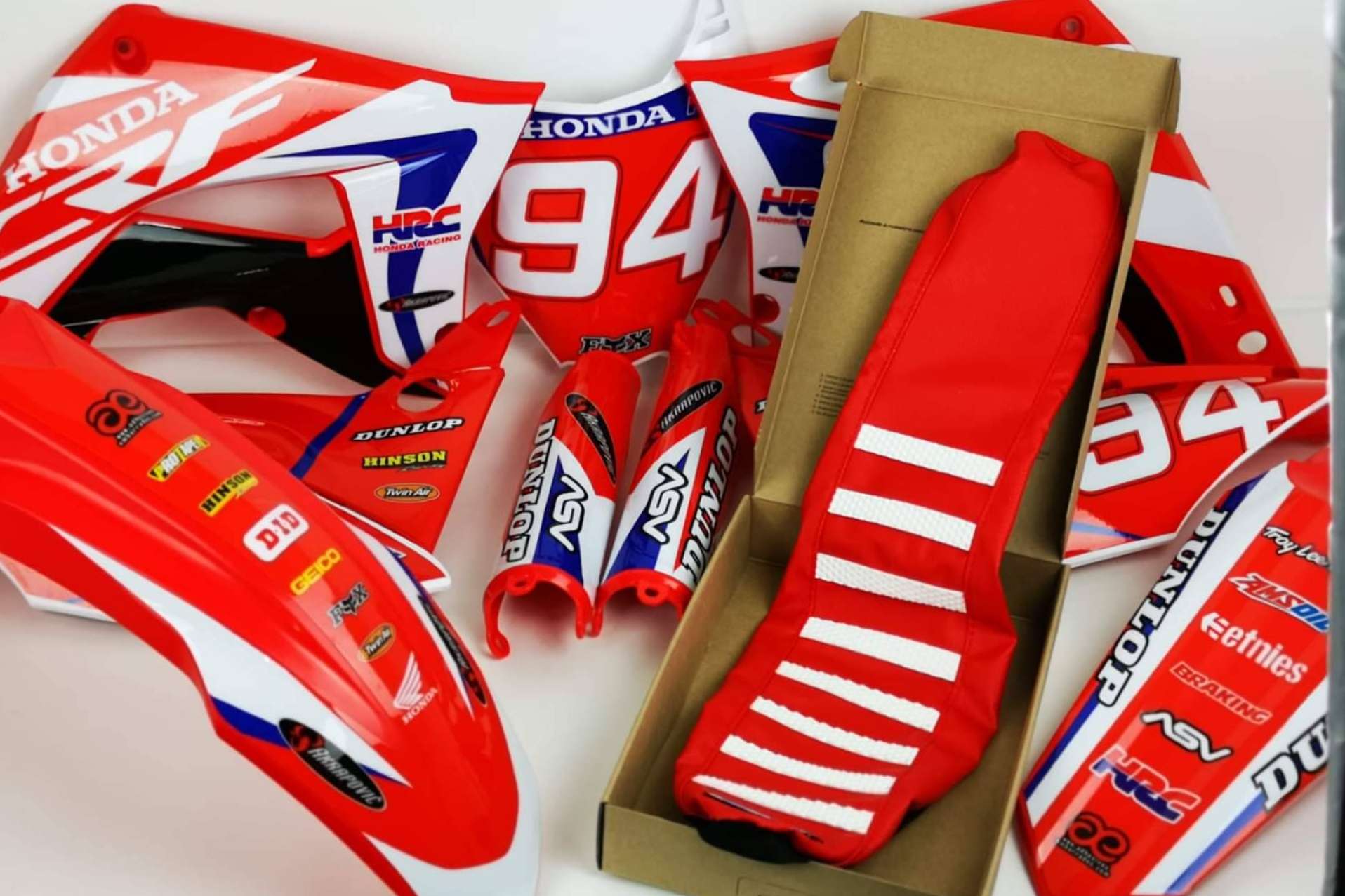 Los adhesivos y plásticos personalizados de ADHESIVOSEMBARRADOS renuevan el estilo de cualquier moto