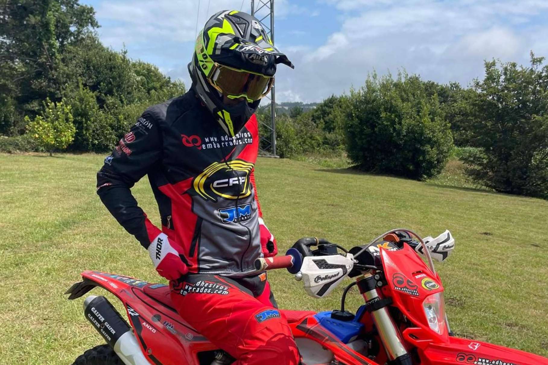 ADHESIVOSEMBARRADOS ofrece prendas únicas para motocross y enduro