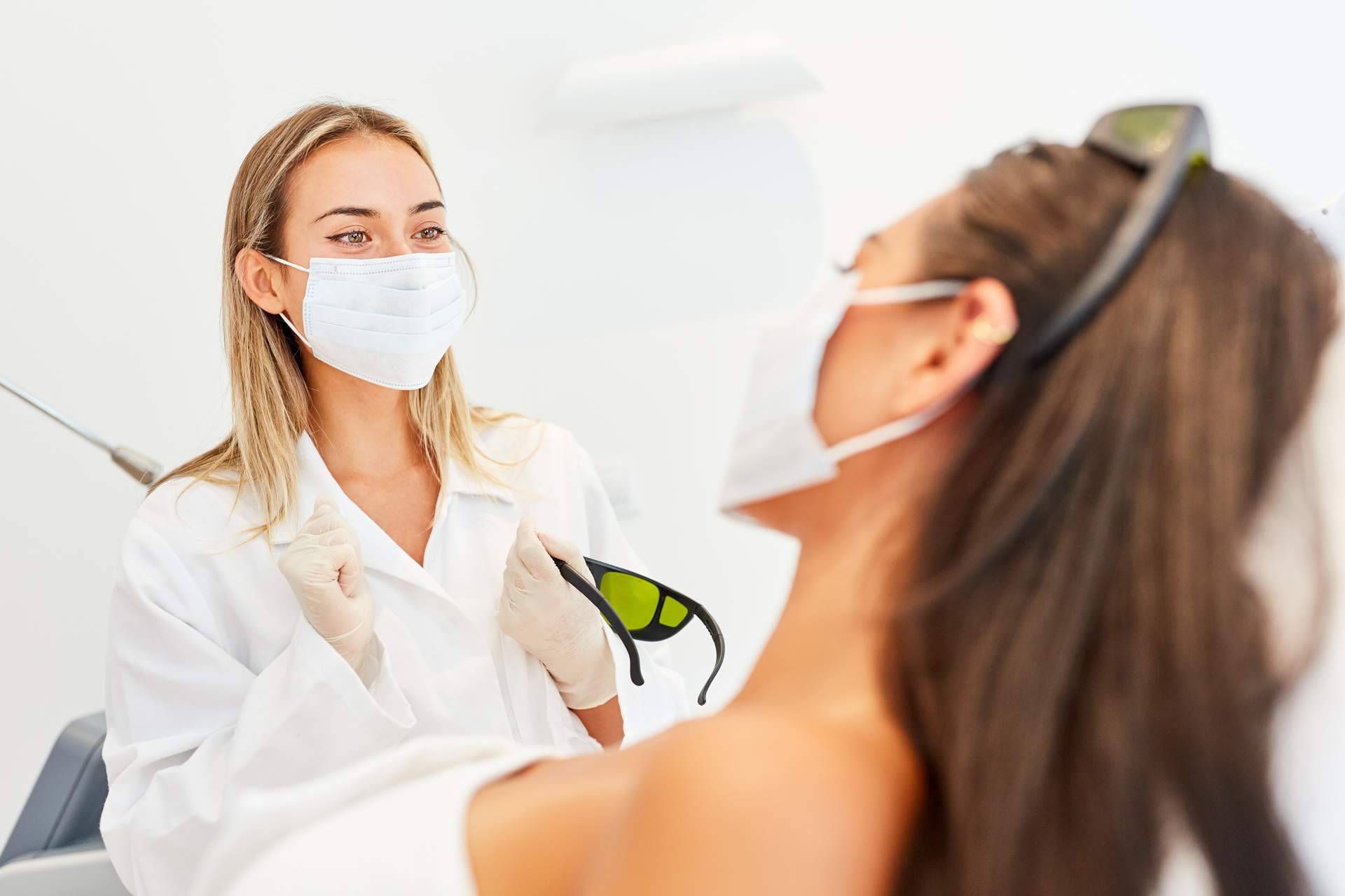 SoloUniformes, líder en ropa laboral personalizada para empresas y profesionales de la estética