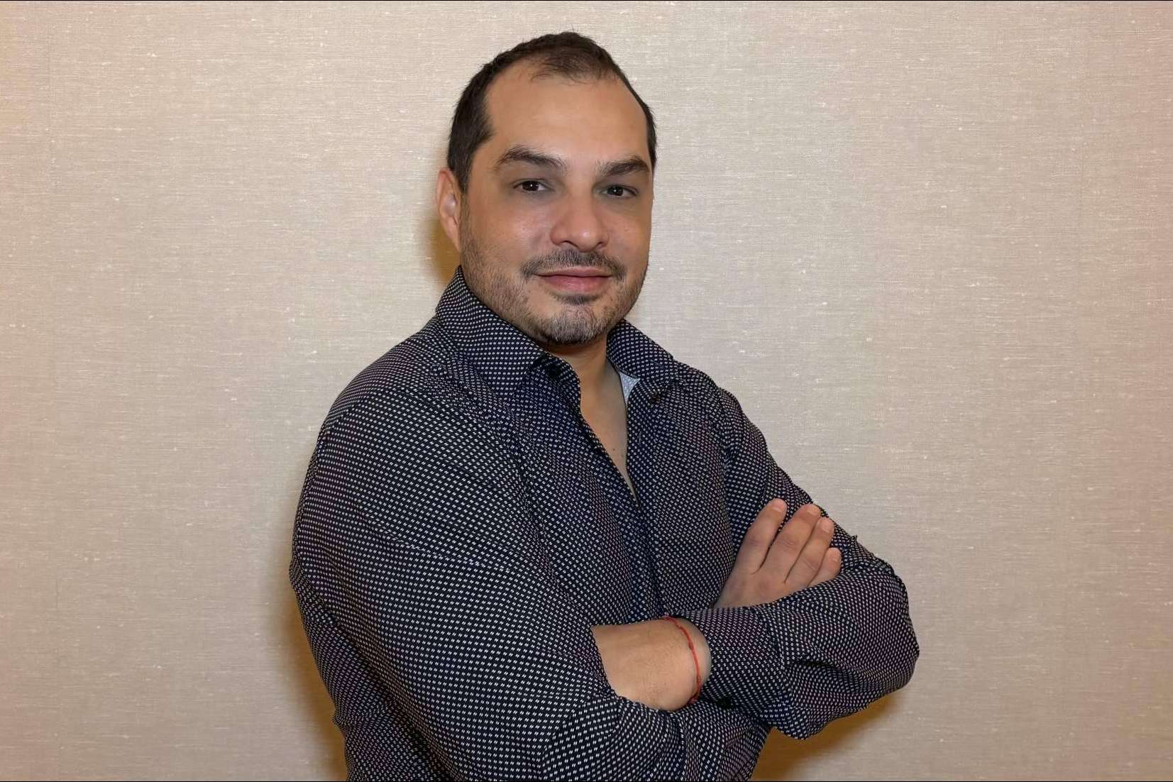 Entrevista al Dr. Diego Sturletti; 'La feminización facial como proceso de afirmación personal'