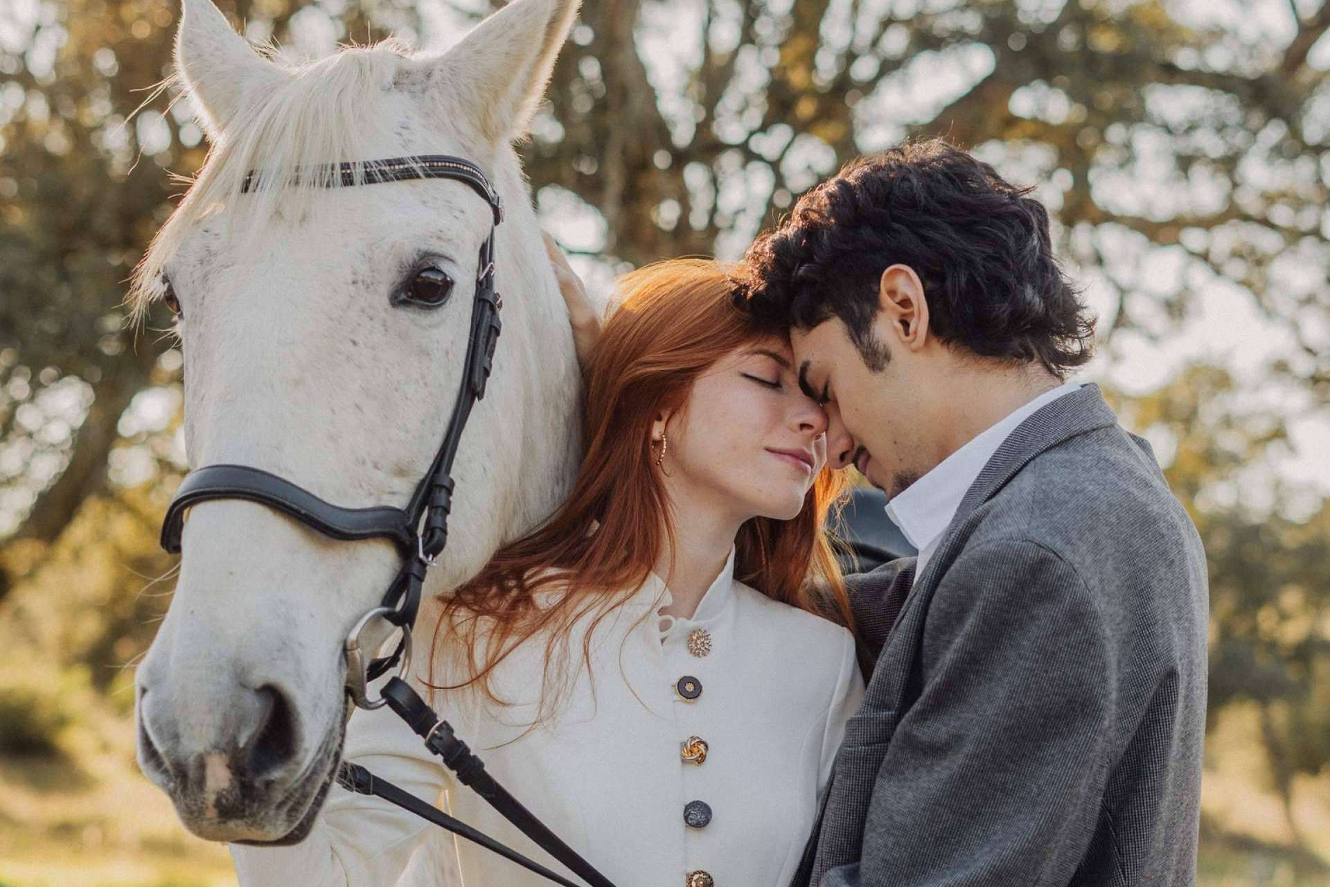 Abrigos y capas de novia; La clave para una boda de invierno de ensueño