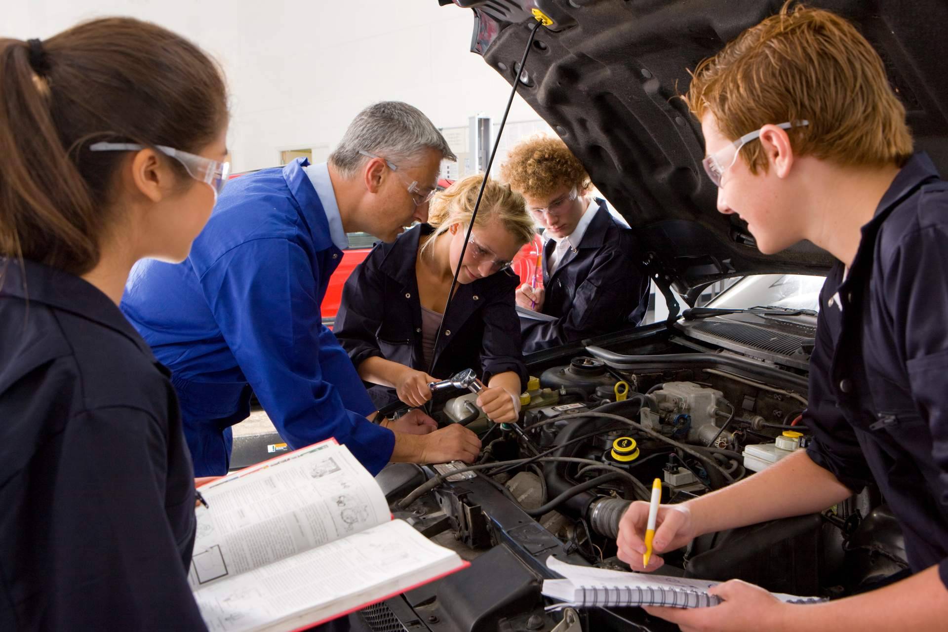 El sector de la automoción se enfrenta a una crisis de talento, cómo revertir la falta de relevo generacional