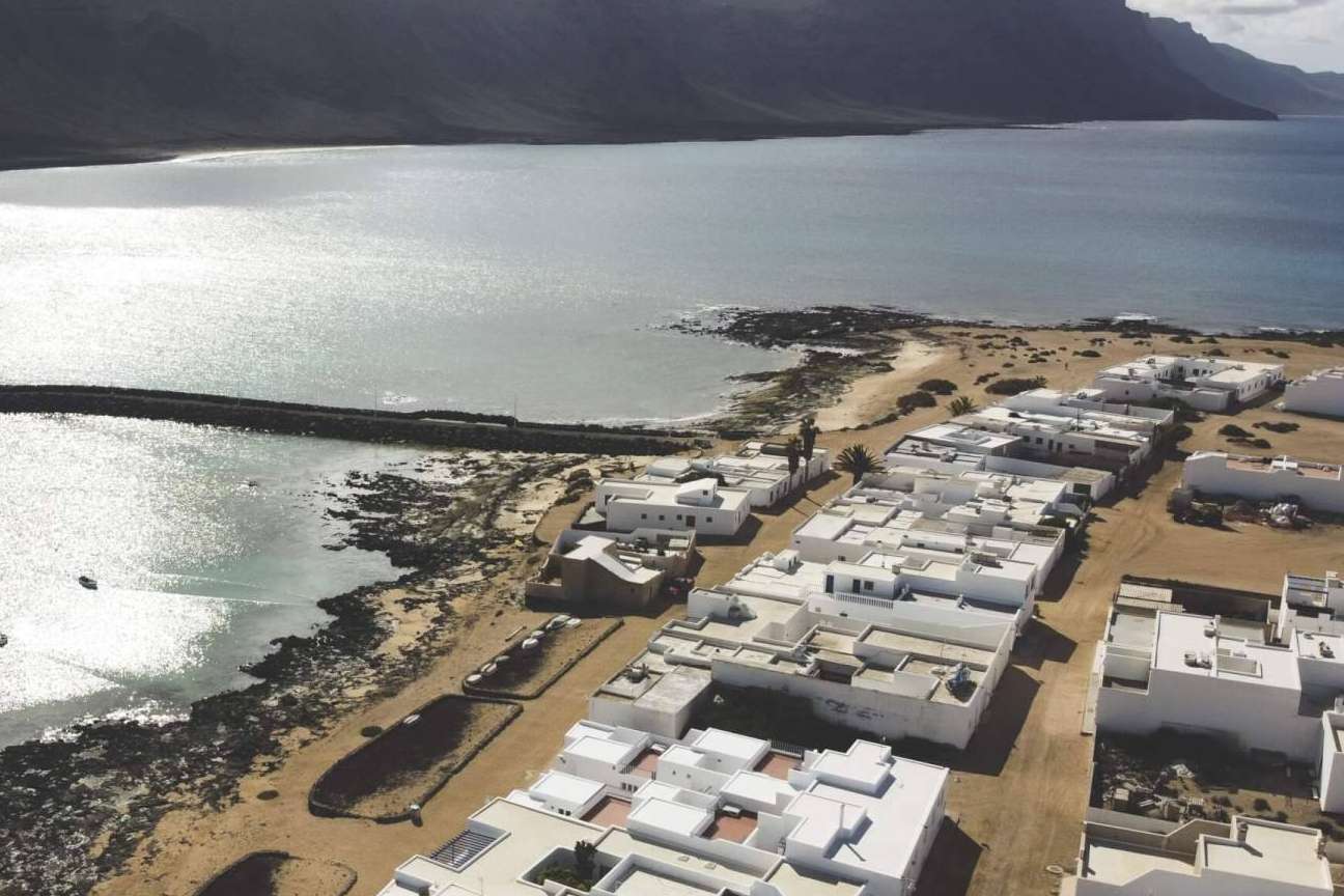 Suministros Orduña impulsa la independencia energética de la isla La Graciosa con energía solar