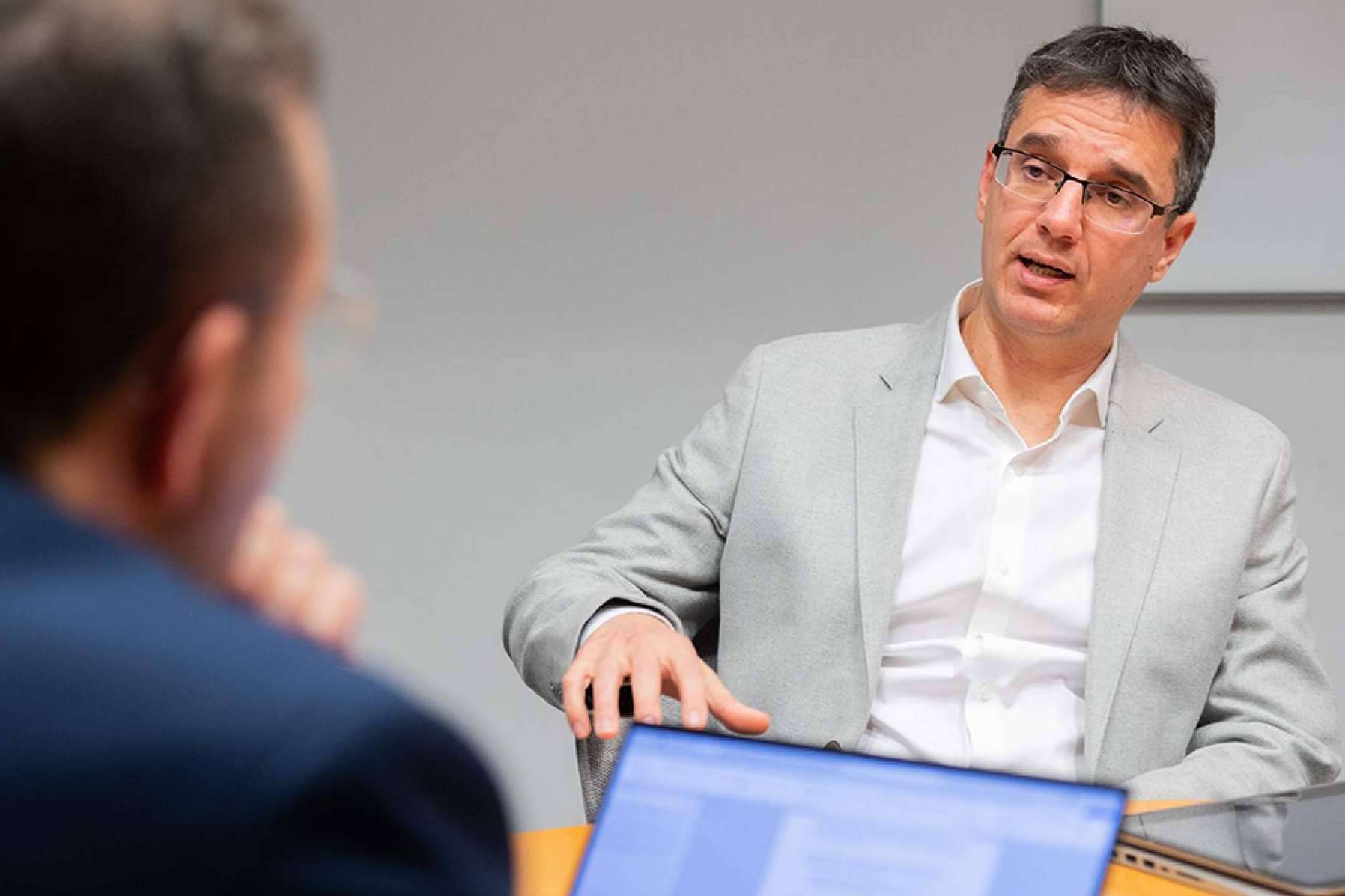 El papel de la inteligencia artificial en la seguridad, en el foco de Digital Biz Magazine