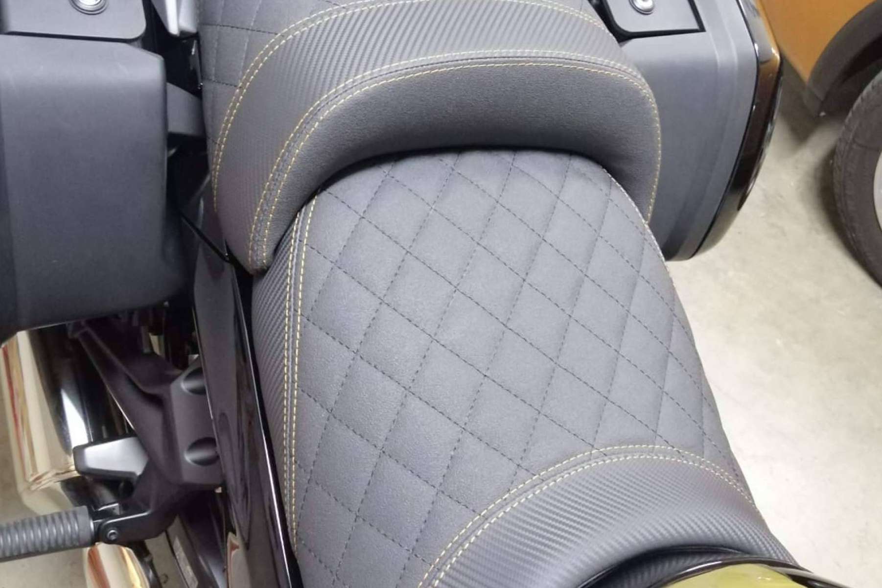 JM-FUNDAS diseña asientos de moto personalizados con materiales de alta calidad