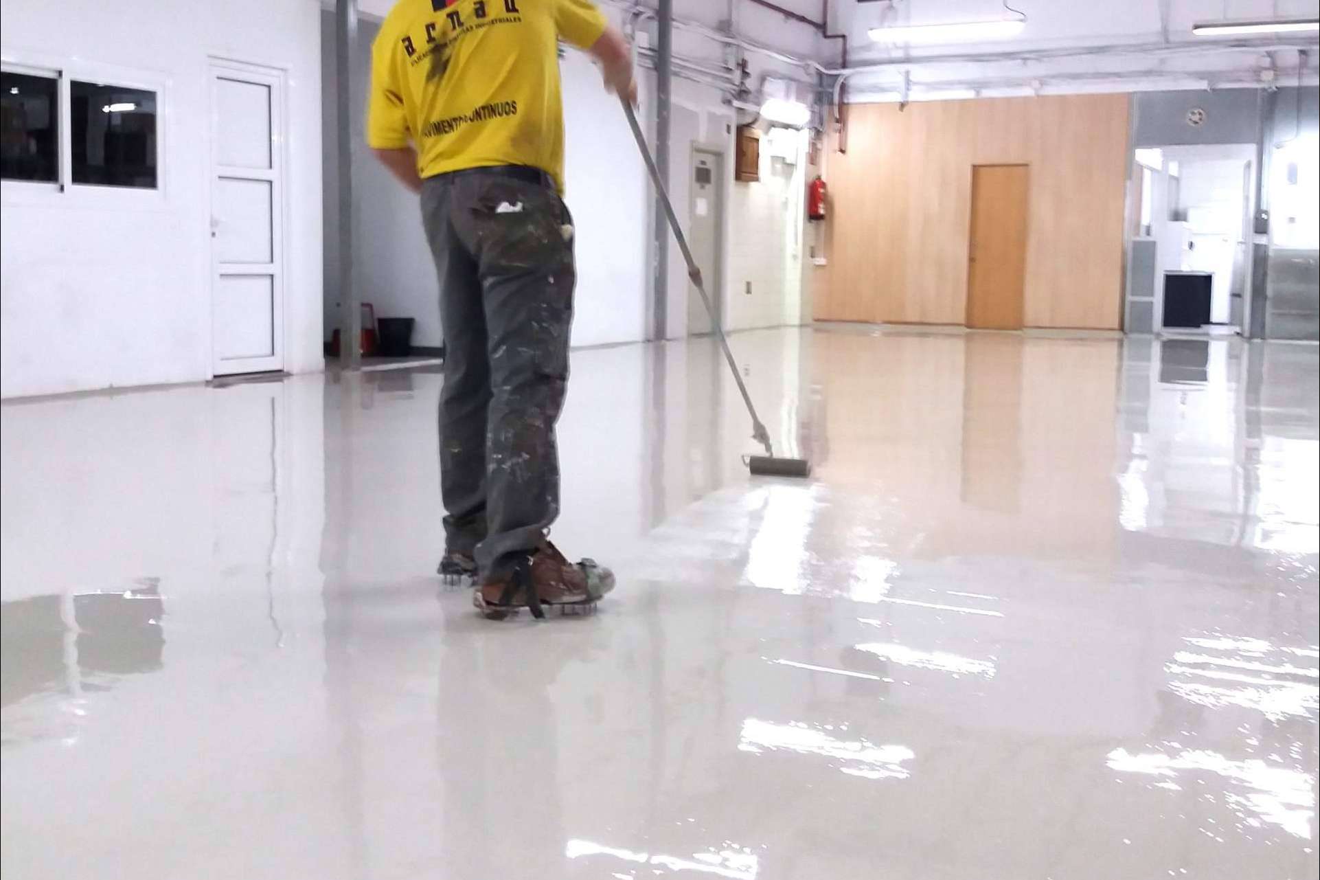 Serviarnau impulsa pavimentos resistentes y revestimientos duraderos en espacios industriales complejos