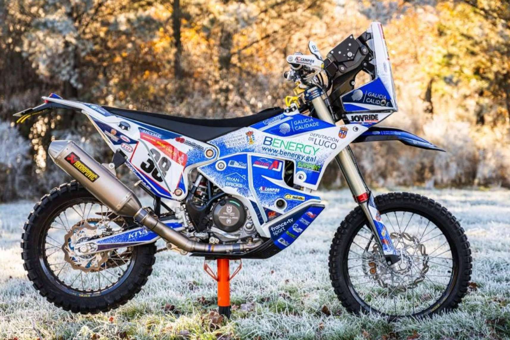 ADHESIVOSEMBARRADOS impulsa la personalización de motos off-road con kits de adhesivos exclusivos