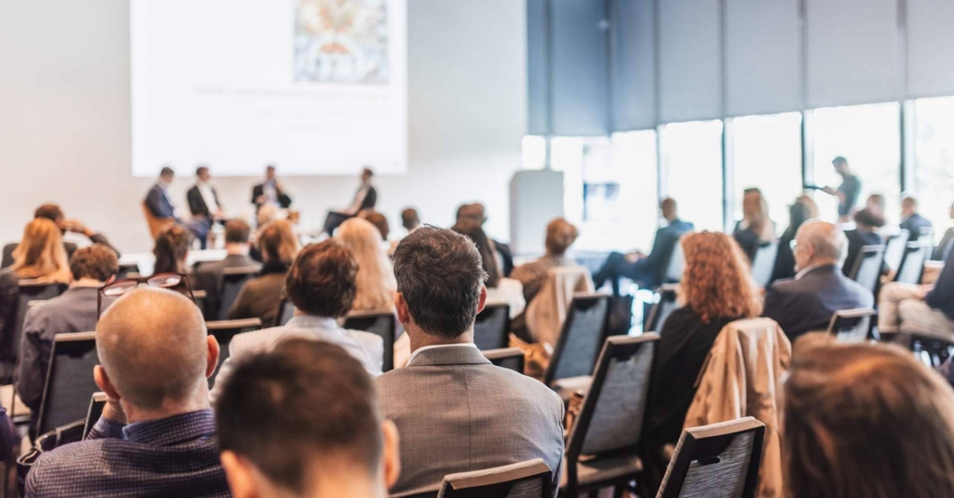 AB Grupo destaca en la provisión de azafatas profesionales para eventos corporativos en Barcelona y Madrid