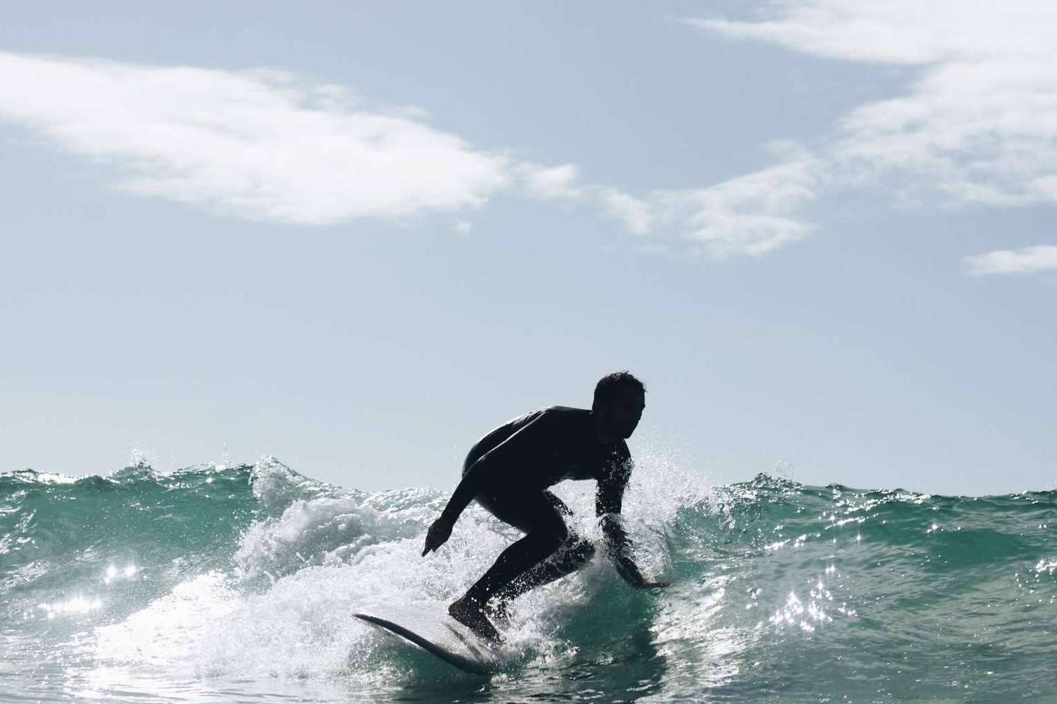 Cómo aprender a surfear este verano, consejos esenciales para principiantes