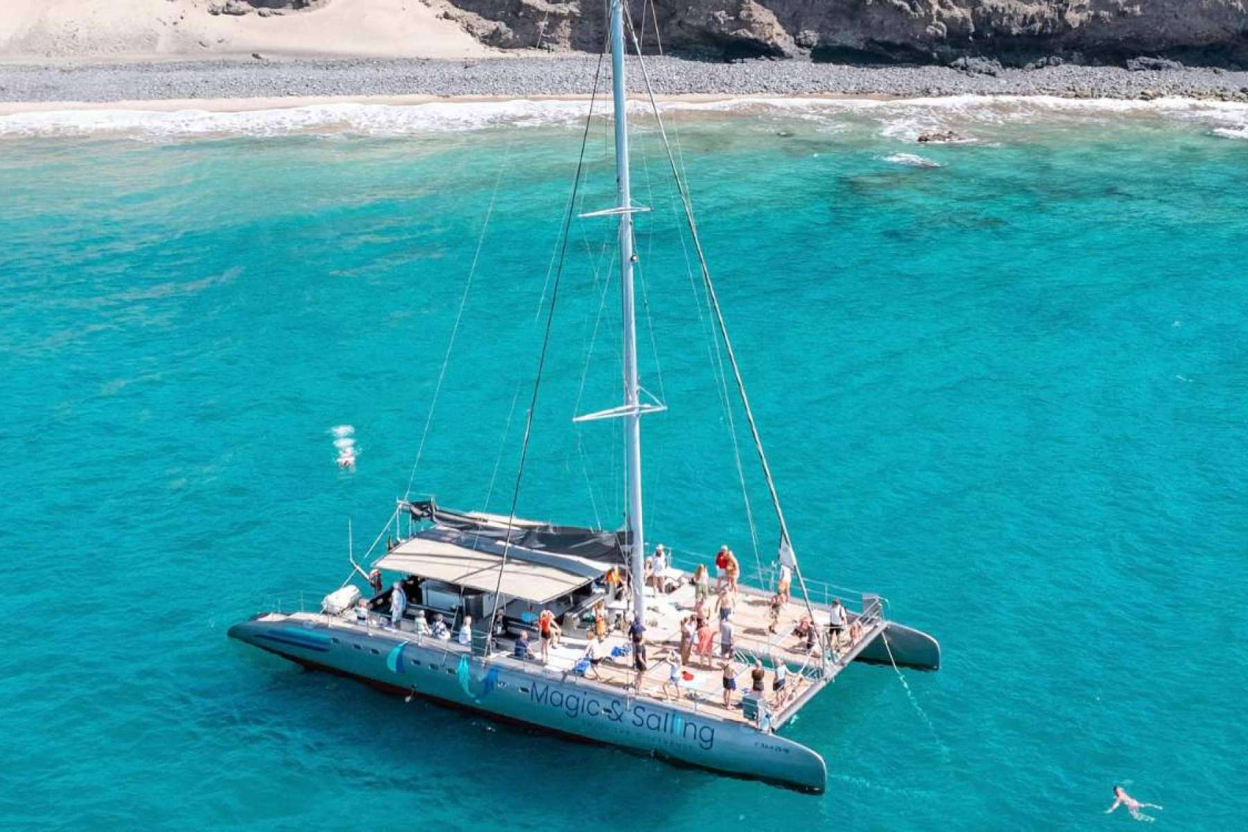Ejemplo de turismo responsable en Fuerteventura; Magic & Sailing reduce residuos plásticos en sus tours