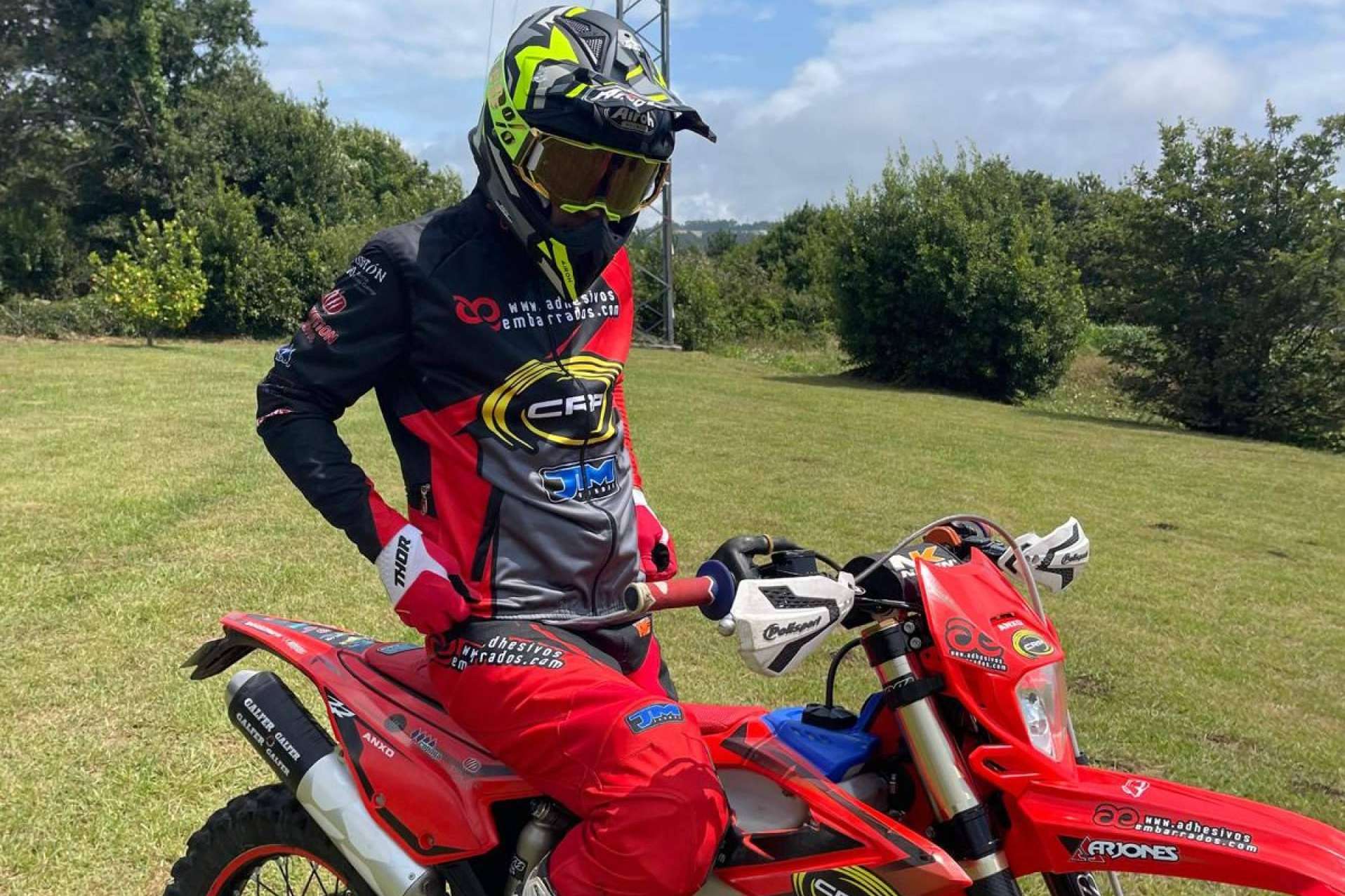 Equipaciones de motocross con diseño gráfico a medida en el catálogo de ADHESIVOSEMBARRADOS