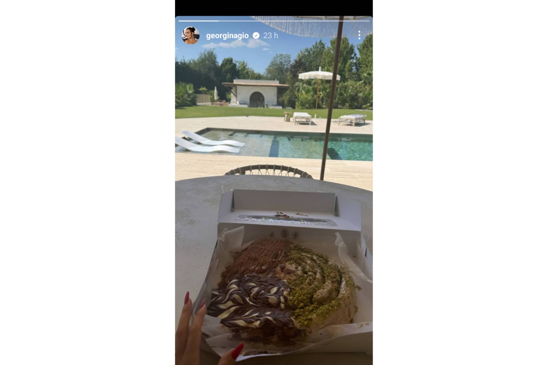 Dulce Canela conquista a Georgina y Cristiano Ronaldo con sus rollos de canela en Málaga