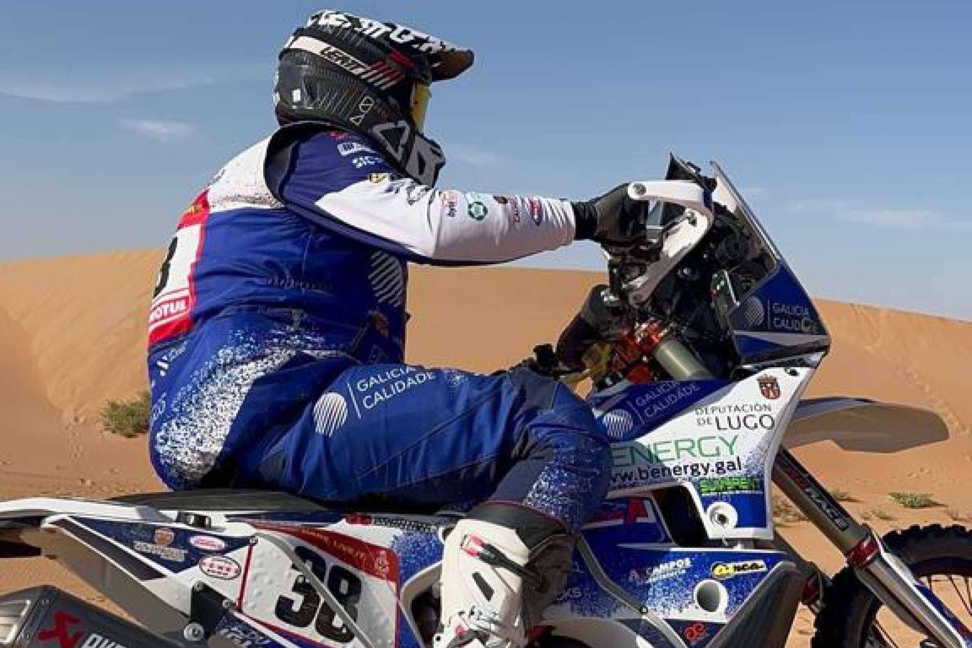 ADHESIVOSEMBARRADOS refuerza su identidad visual con ropa de motocross personalizada
