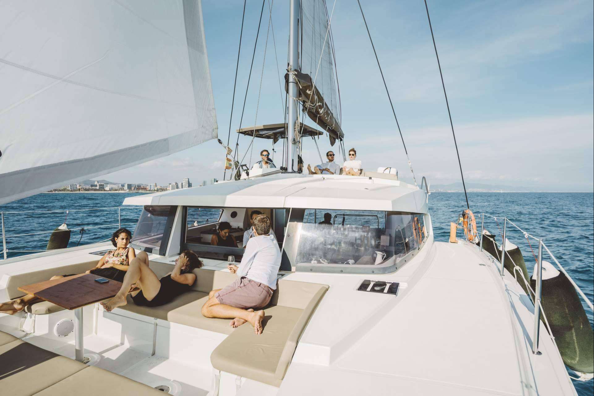 Sondevela ofrece exclusivas experiencias en barco en Barcelona a bordo de catamaranes de lujo