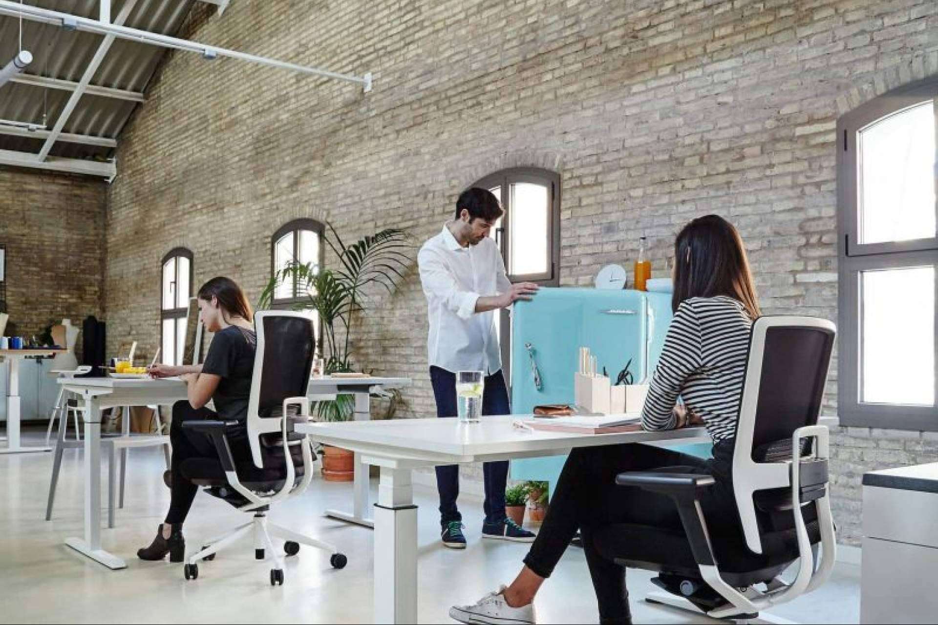 Mobiliario ergonómico profesional; la clave invisible para cuidar la salud en el trabajo