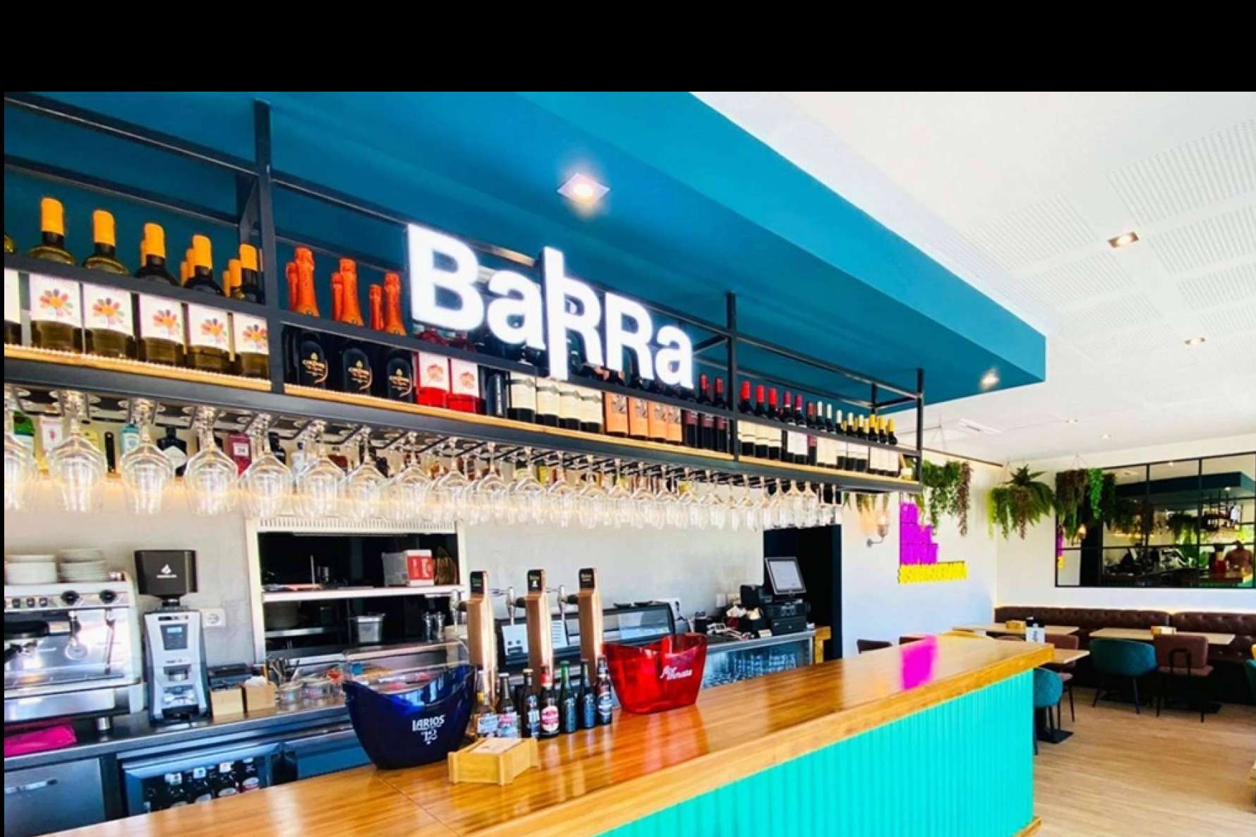 El local tiene una superficie de 100 metros cuadrados en el interior, más otros 120 de terraza