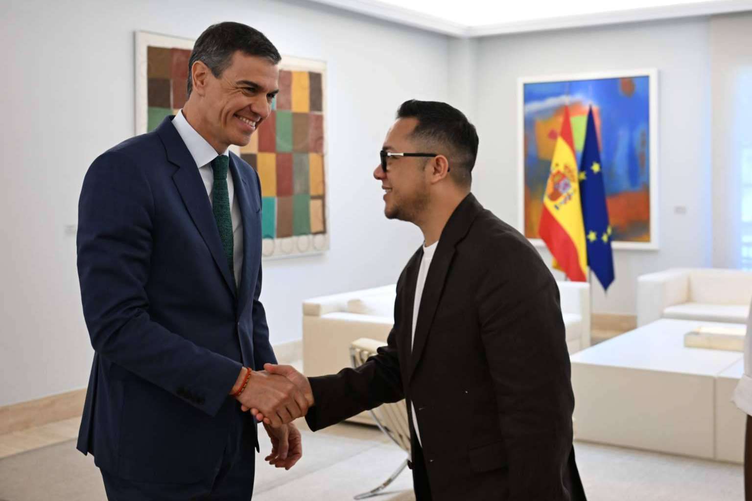 El diseñador Daniel Chong, recibido por el presidente del Gobierno como ejemplo de diversidad cultural