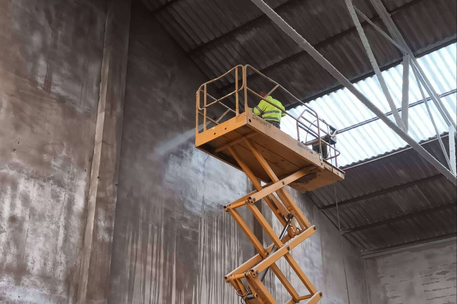 Serviarnau transforma entornos industriales con pintura técnica avanzada