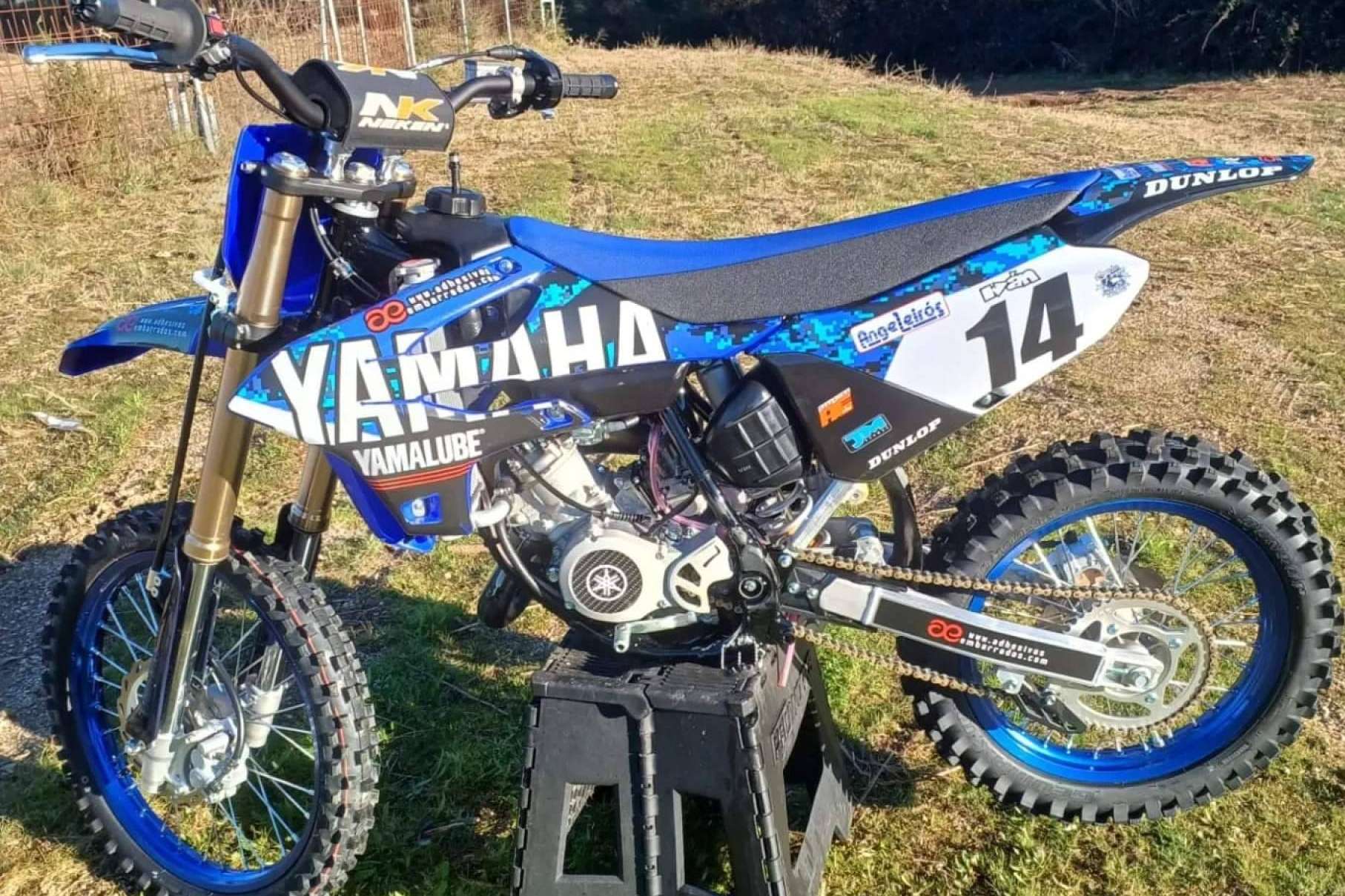 Renovar una moto offroad es más fácil con los plásticos y adhesivos personalizados de ADHESIVOSEMBARRADOS