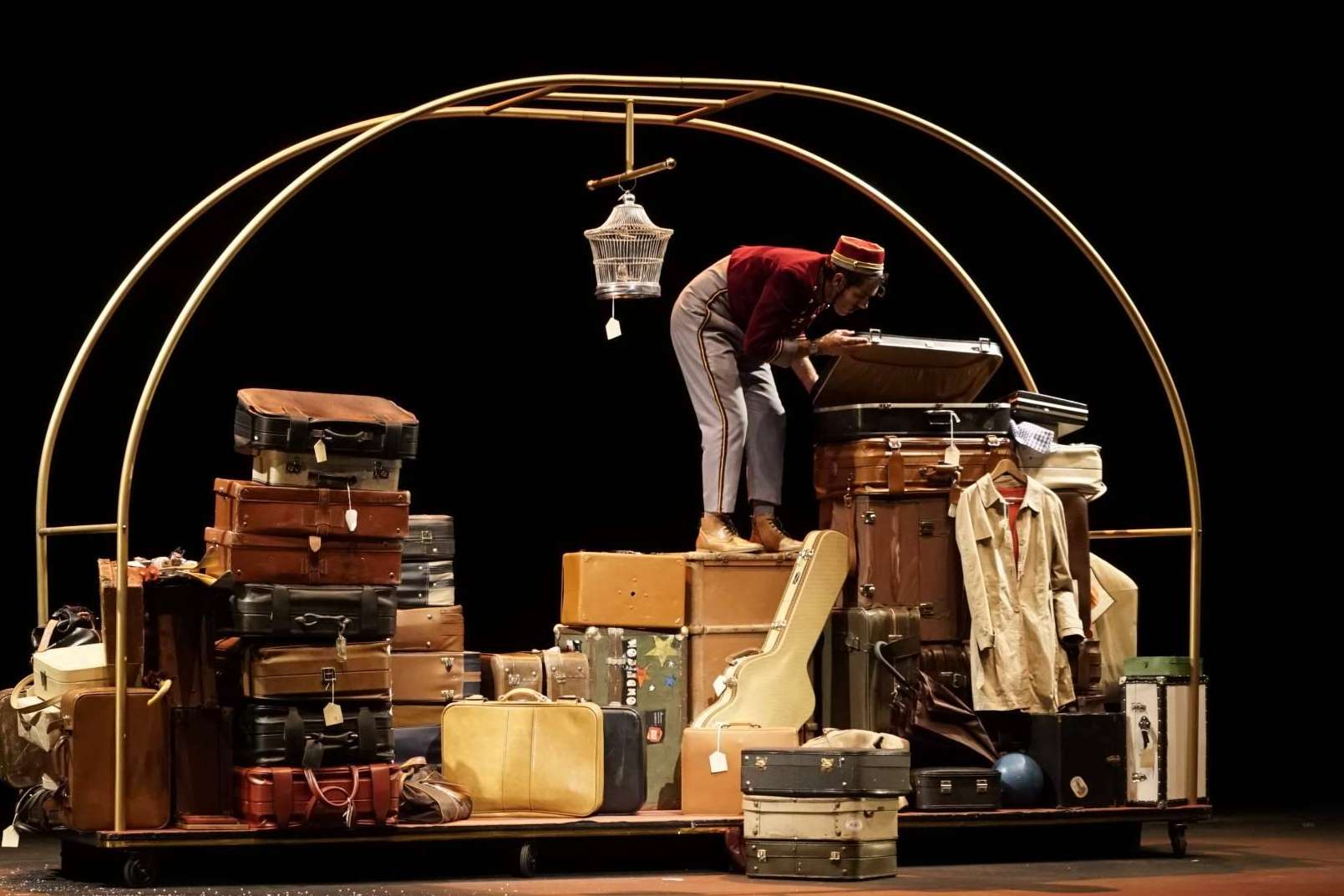 La fusión entre magia y clown crea un universo único en los espectáculos de Adrián Conde