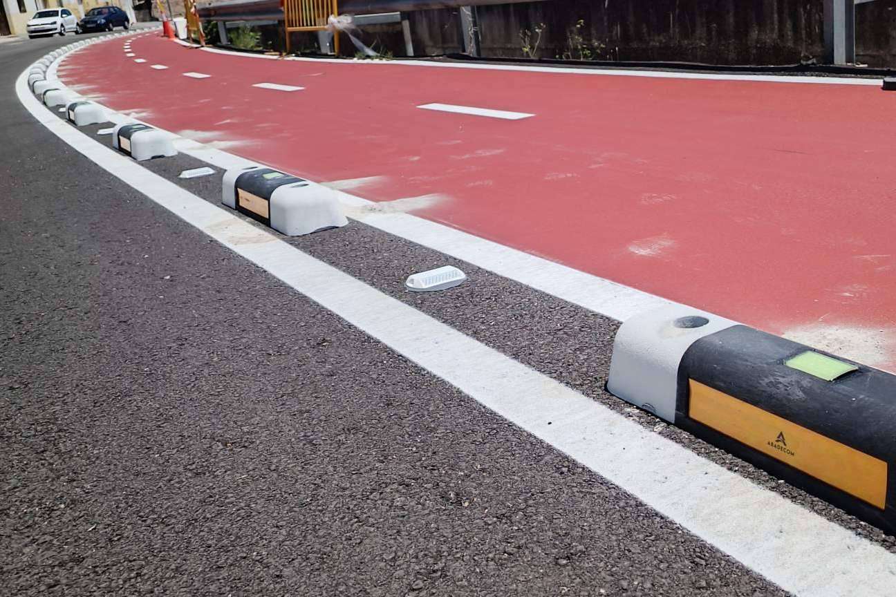 Abadecom instala 2 km de separador de carril bici fotoluminiscente fabricado con plástico reciclado