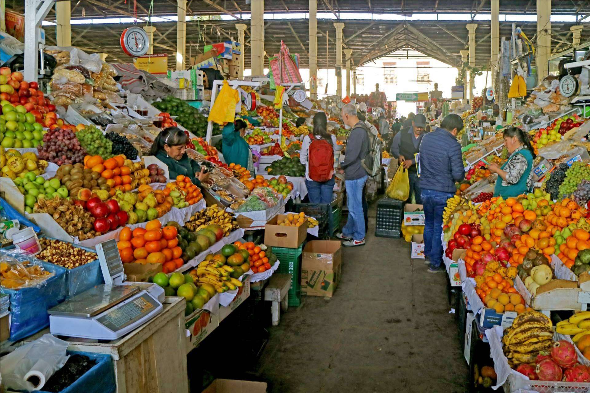 Mercado de San Pedro, el alma de Cusco reflejada en frutas, hierbas y costumbres