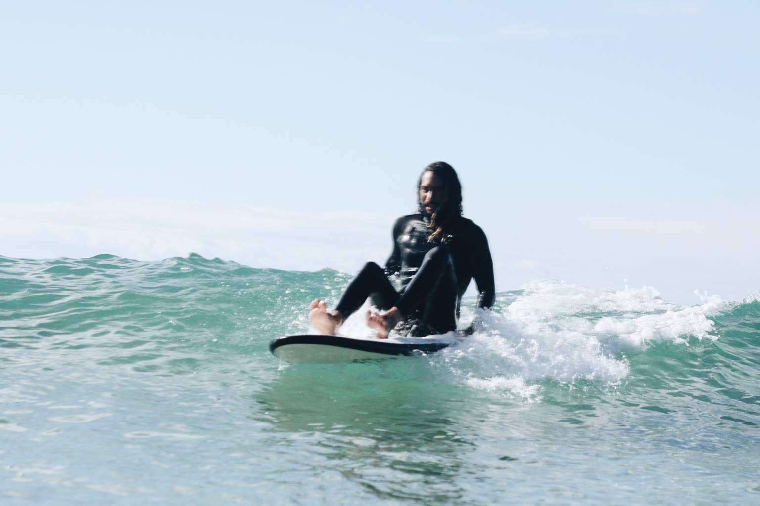 Aprender a surfear este verano, consejos prácticos para quienes se inician en el surf