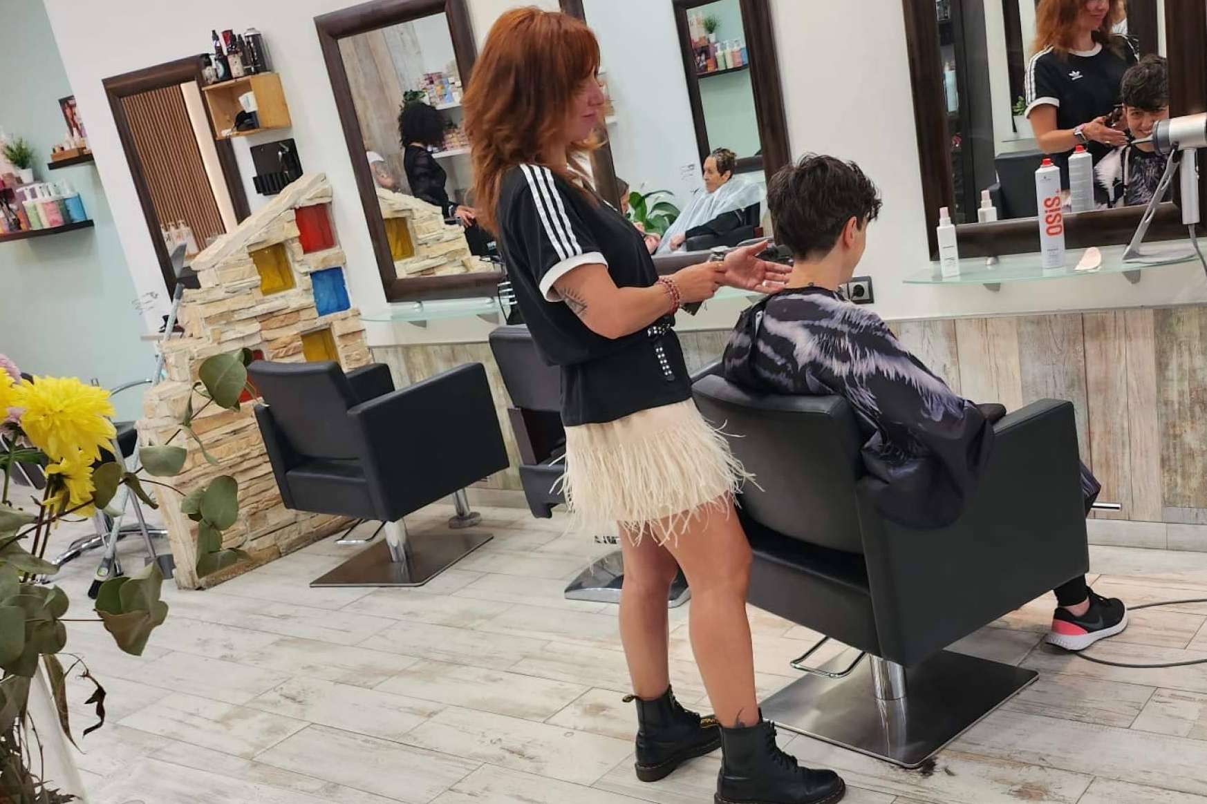 Corte Estilistas, referencia en coloración y mechas de calidad en Gijón, incorpora servicio de presoterapia