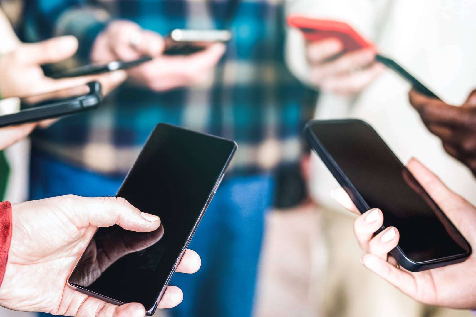 Cada vez más empresas reemplazan WhatsApp en su comunicación interna ante riesgos operativos y de privacidad