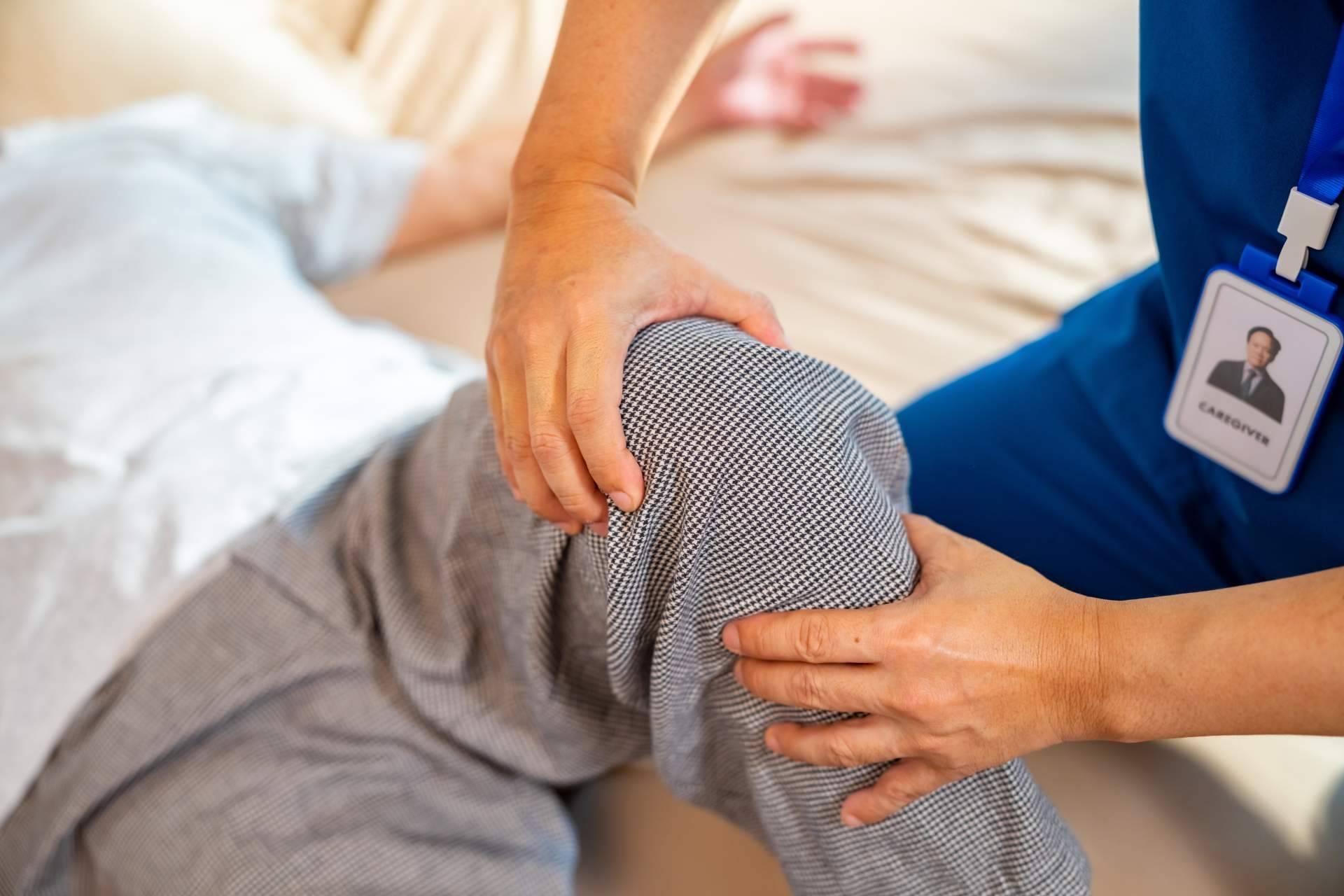 La fisioterapia a domicilio mejora la movilidad y reduce complicaciones en pacientes con ELA