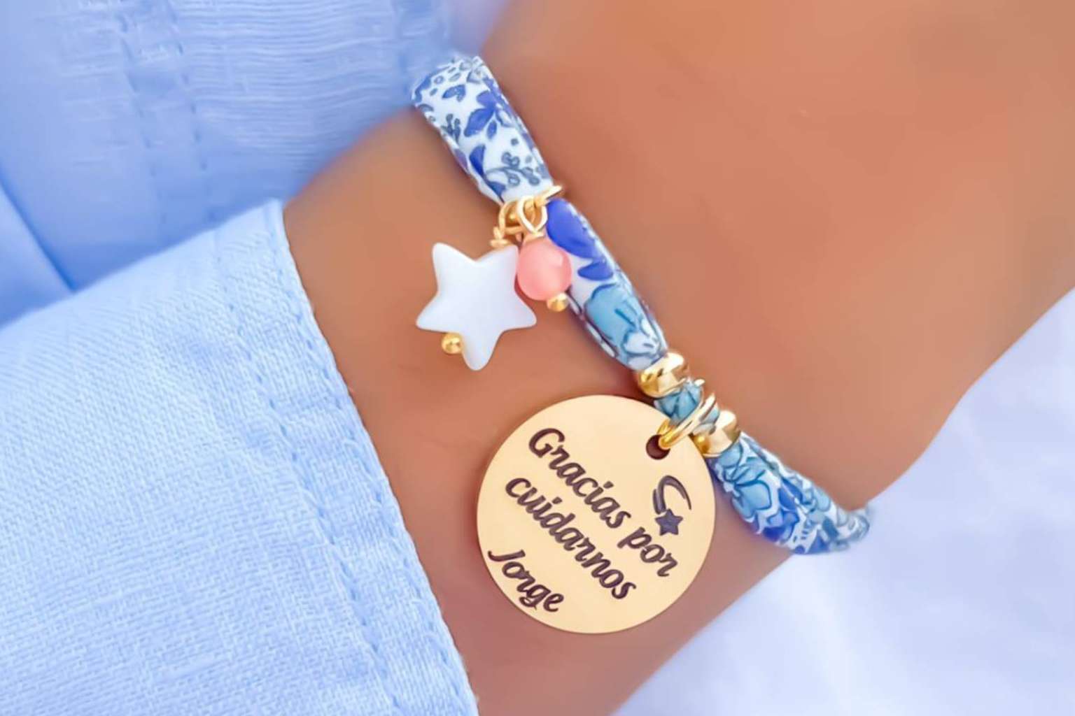 Pulseras Liberty y colgantes con virgen, los complementos más originales de este verano