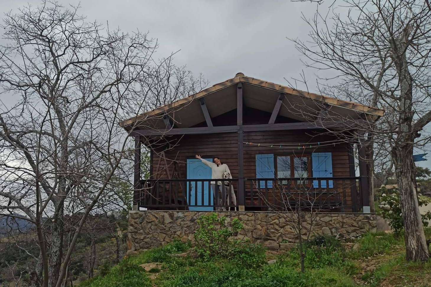 Crece la demanda de escapadas petfriendly en entornos naturales entre parejas jóvenes con conciencia ecológica