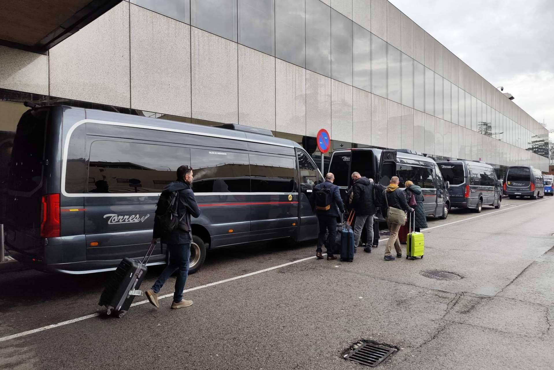Viajes sin preocupaciones; Torres Bus ofrece traslados al aeropuerto de Madrid con asistencia 24/7