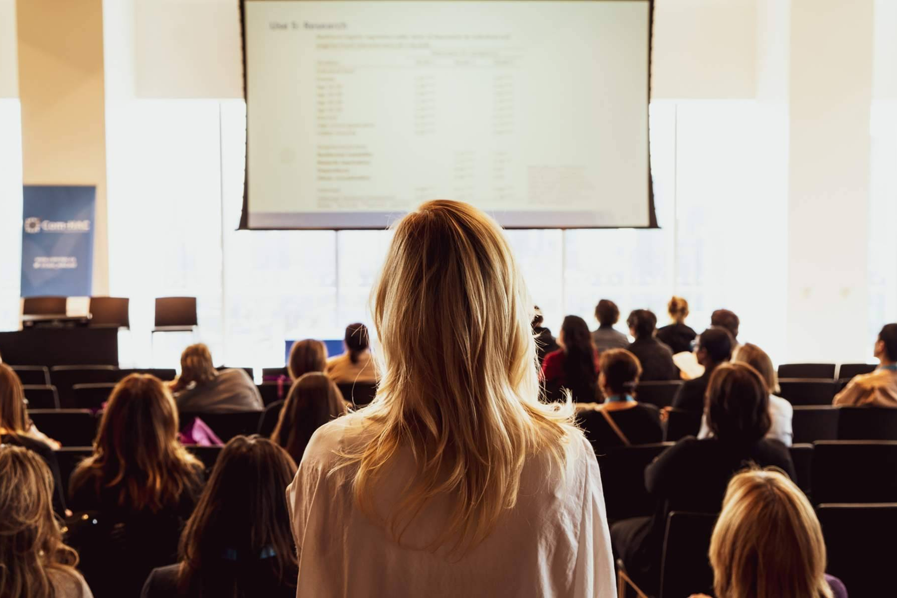 Hablar en público con seguridad, el objetivo de las clases de oratoria impartidas por Silvia Valdés