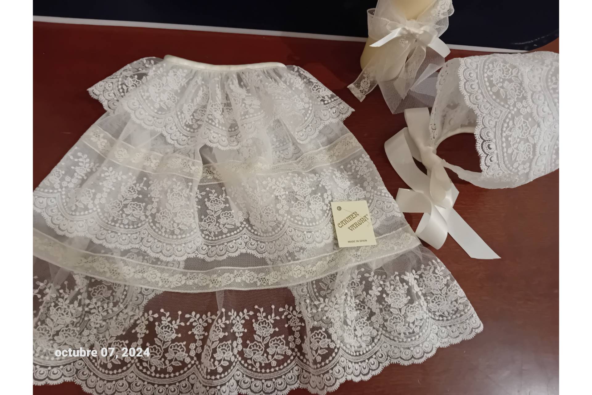 Carmen Varona eleva el faldón bautizo clásico con diseños personalizados y materiales de alta calidad