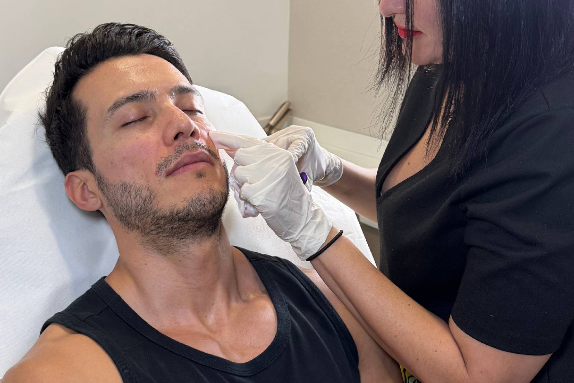 Masculinización facial sin cirugía, la propuesta estética de la Dra. Cecilia Arthur en Madrid