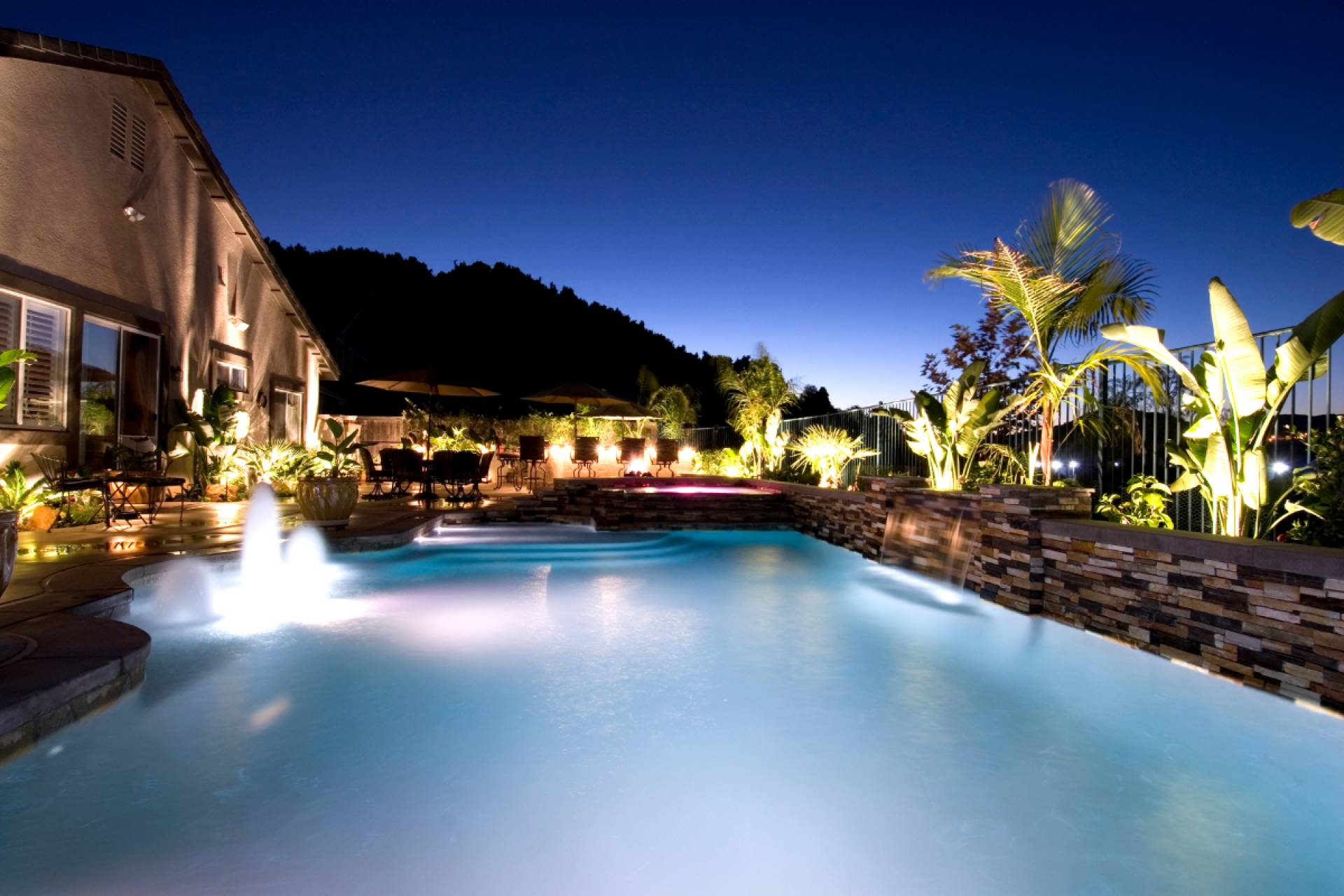 La compañía Swimhome suministra iluminación LED y paneles eléctricos para piscinas con servicio ágil