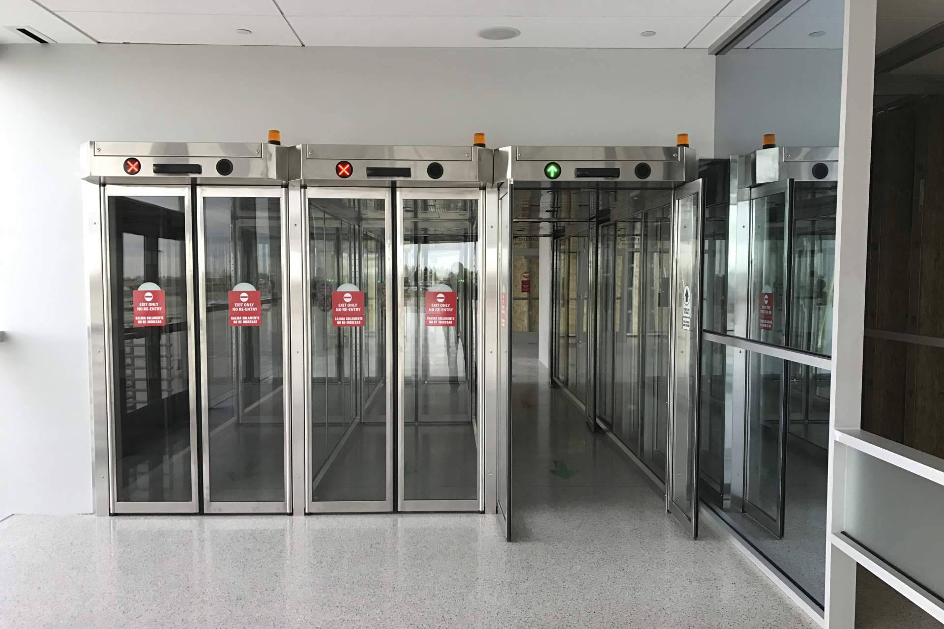 ASSA ABLOY refuerza la seguridad aeroportuaria con su gama avanzada de pasillos antirretorno