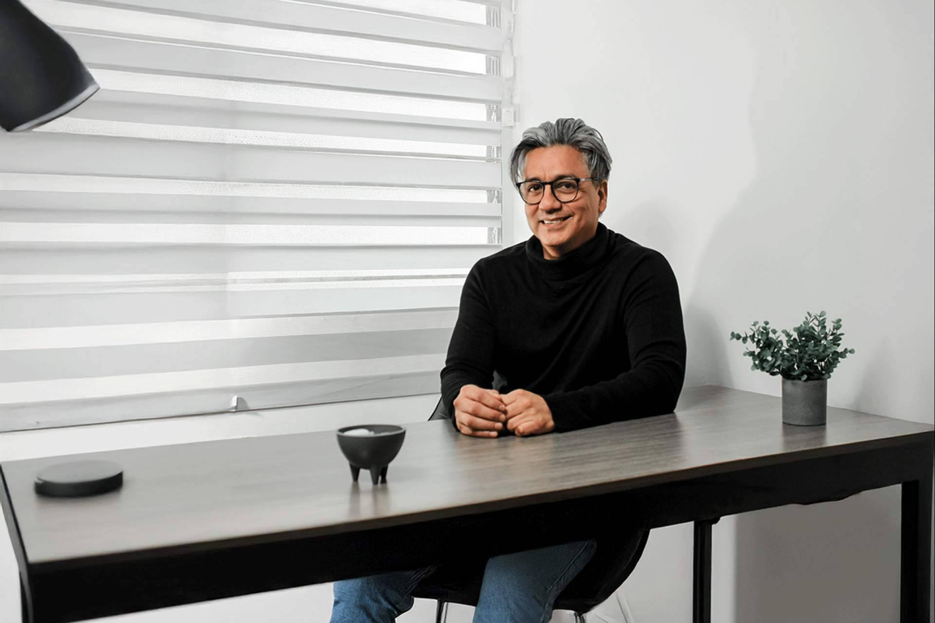 La IA no sustituye la terapia humana, afirma el psicólogo Víctor Saavedra