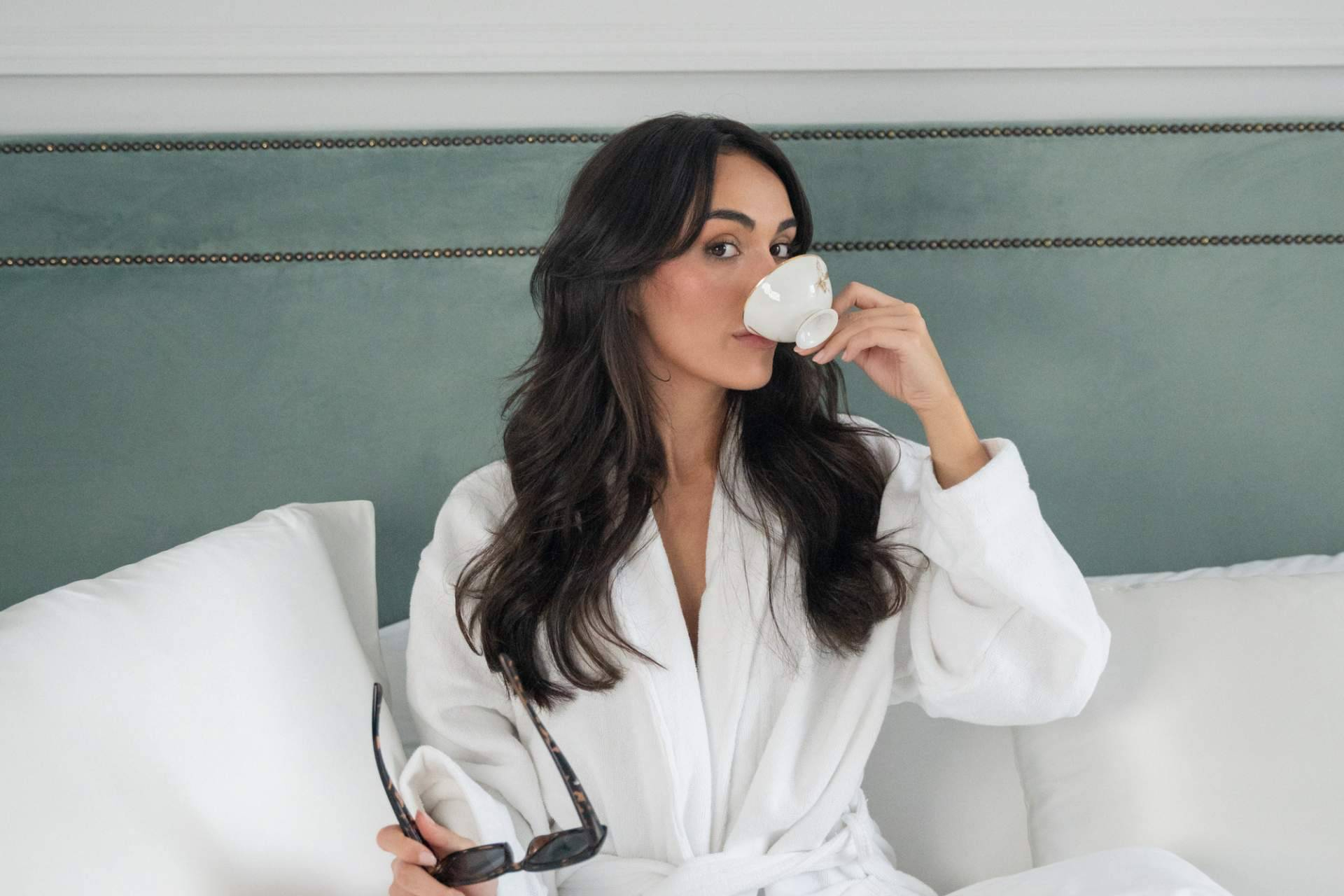 Seis errores comunes al dormir que afectan la salud de la piel y el cabello