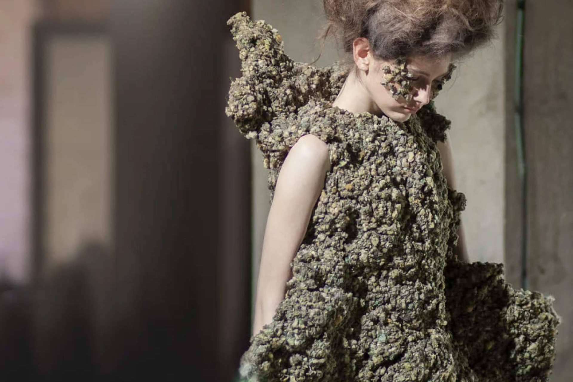 Buj Studio redefine los límites entre arte, diseño y moda con creaciones de wearable art
