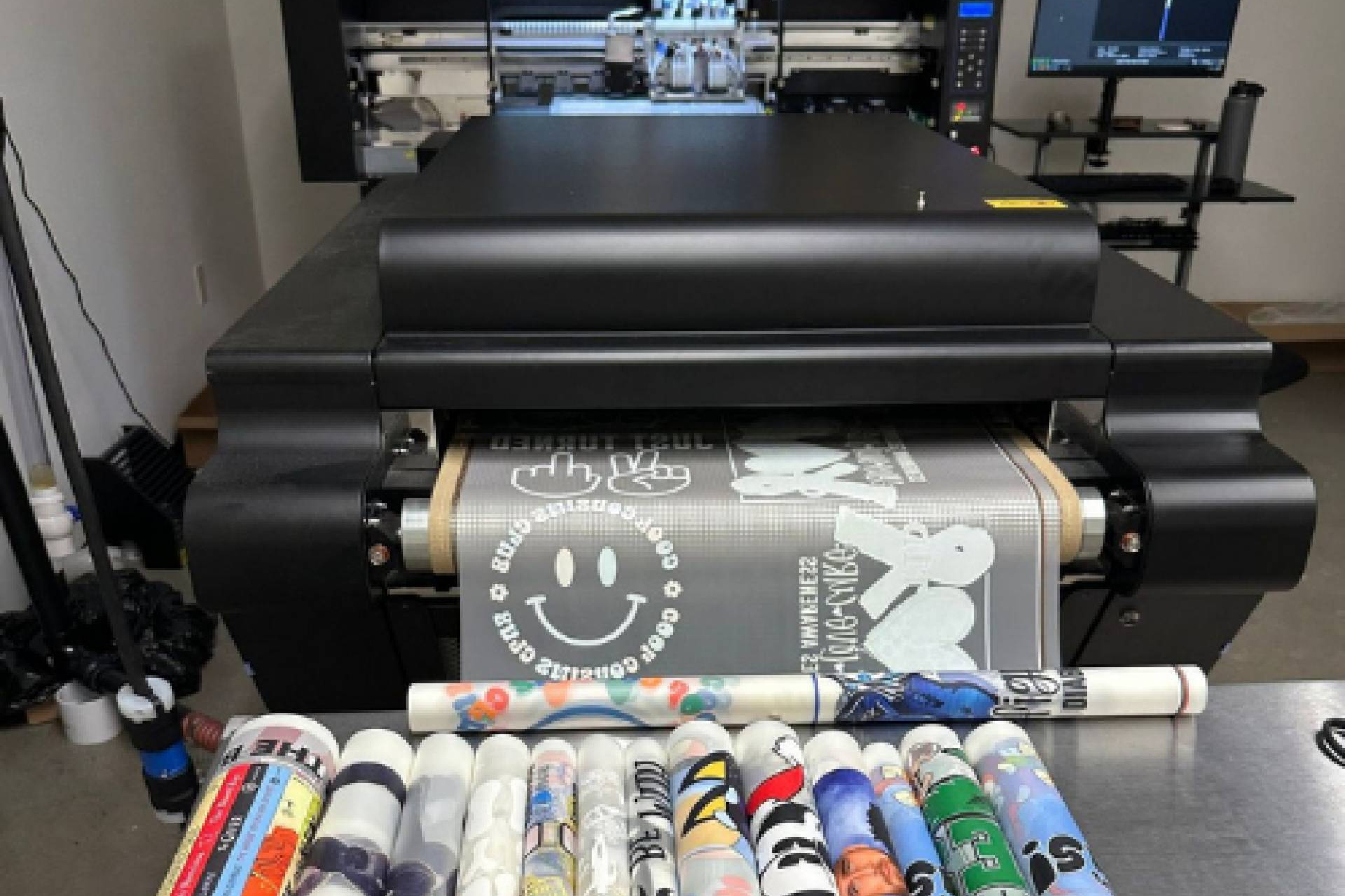 Impresión DTF y UV DTF; soluciones por metros para la personalización textil y de superficies