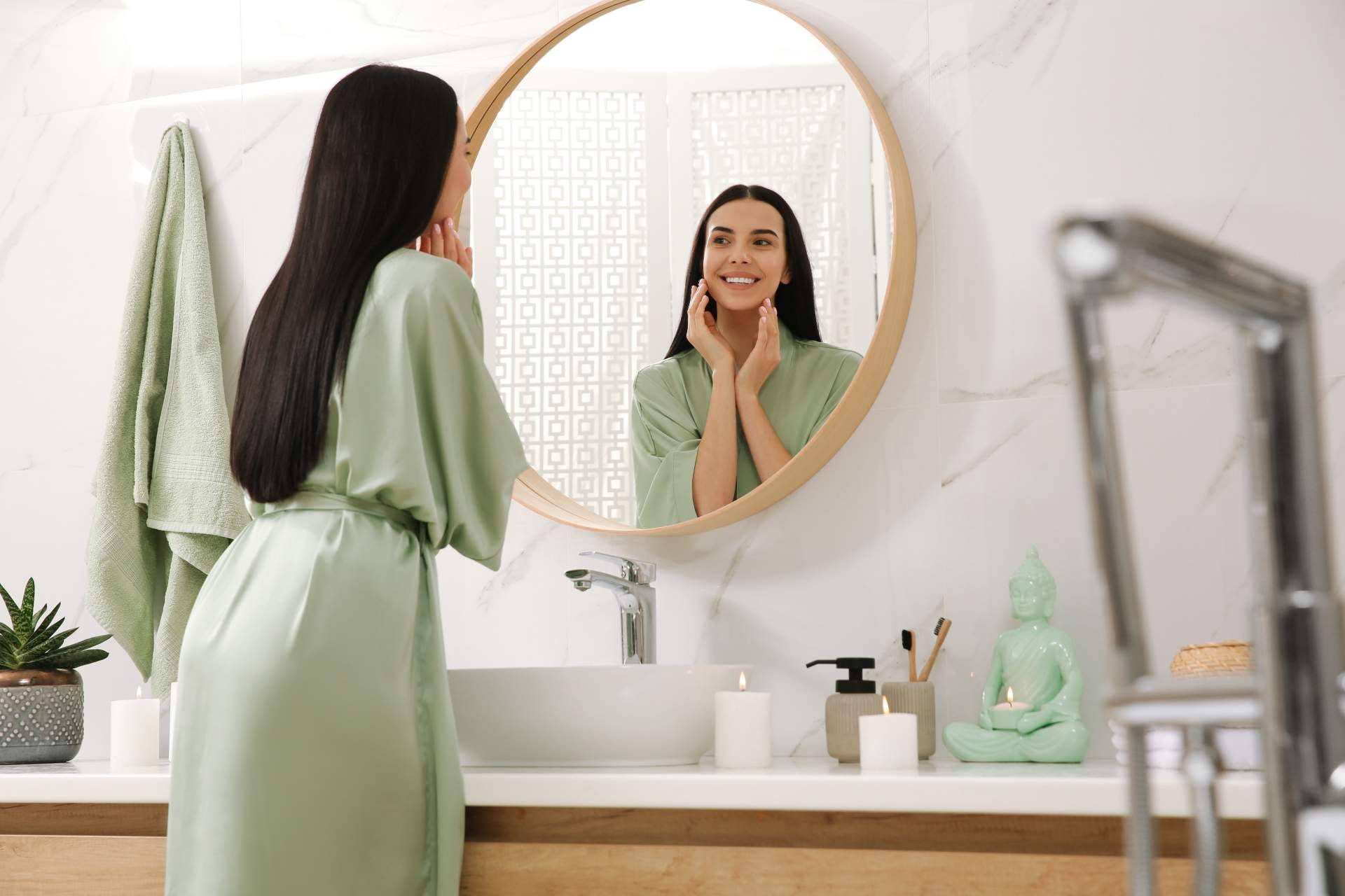 Elegir el espejo de baño perfecto requiere equilibrio entre medidas, luz y estilo